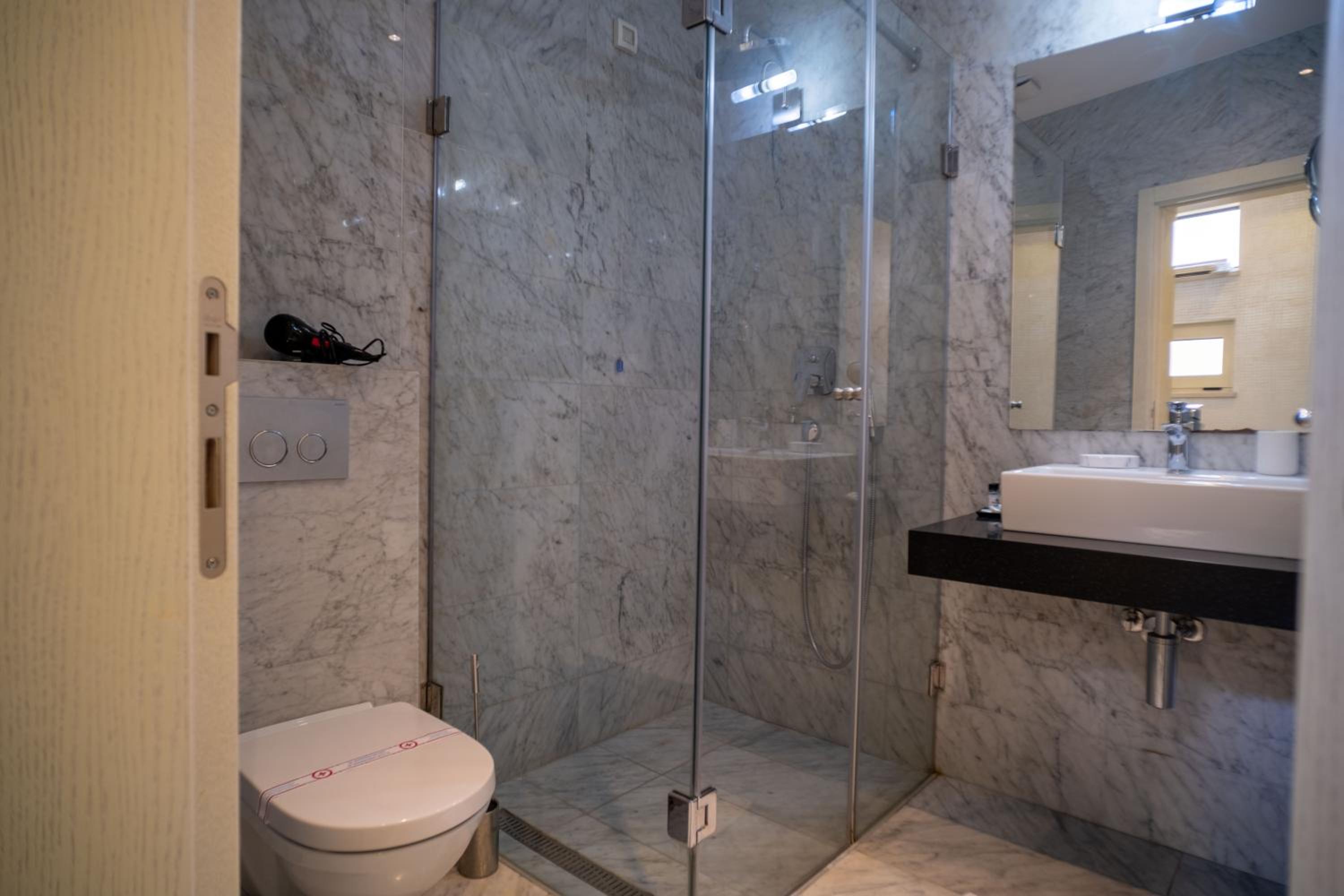 Deluxe Double Room with Balcony photo 2