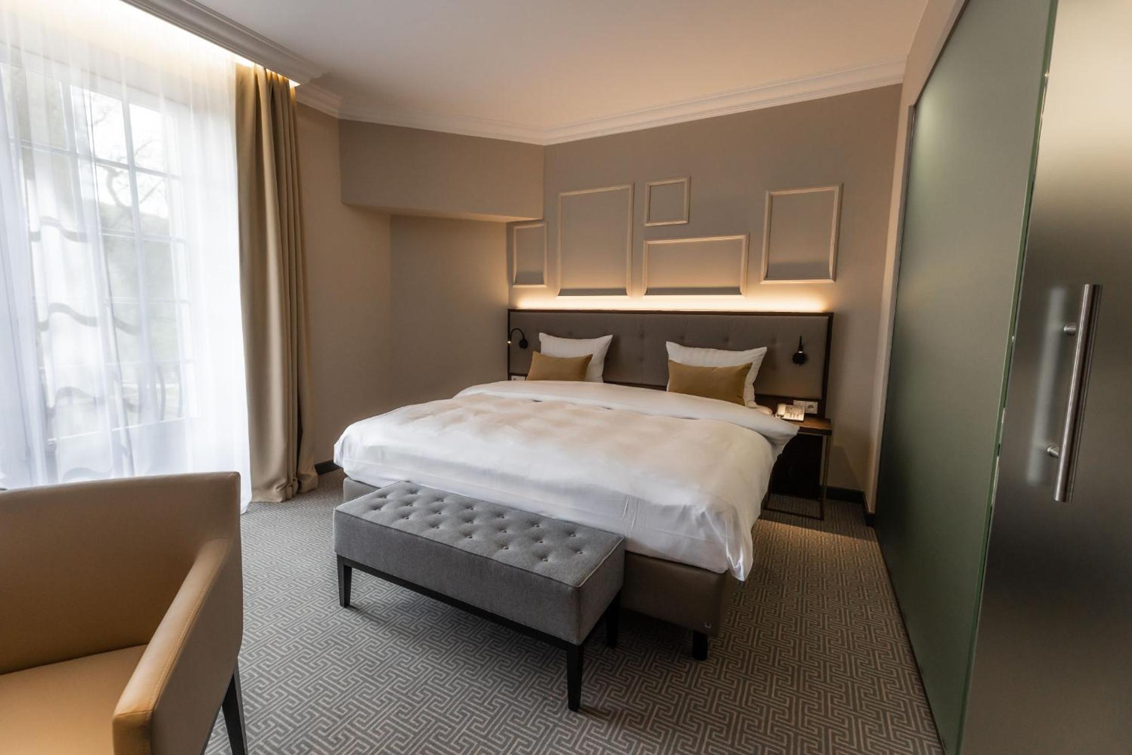 Suite - Photo 1