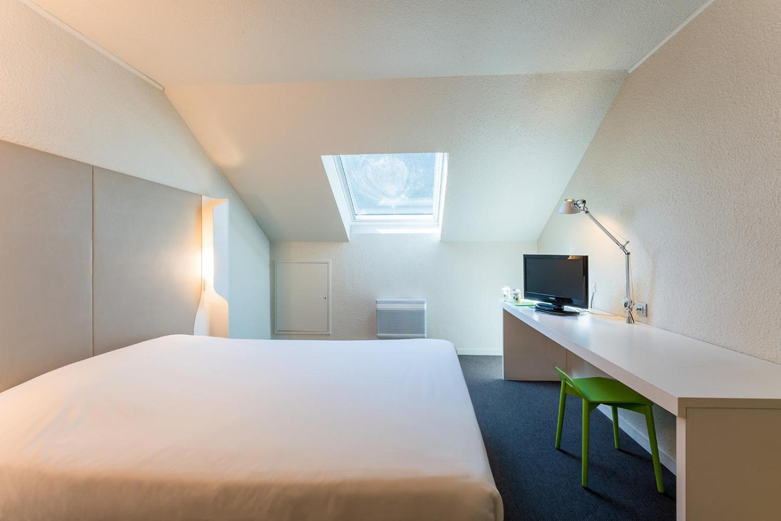 Standard Double Room - Photo 11