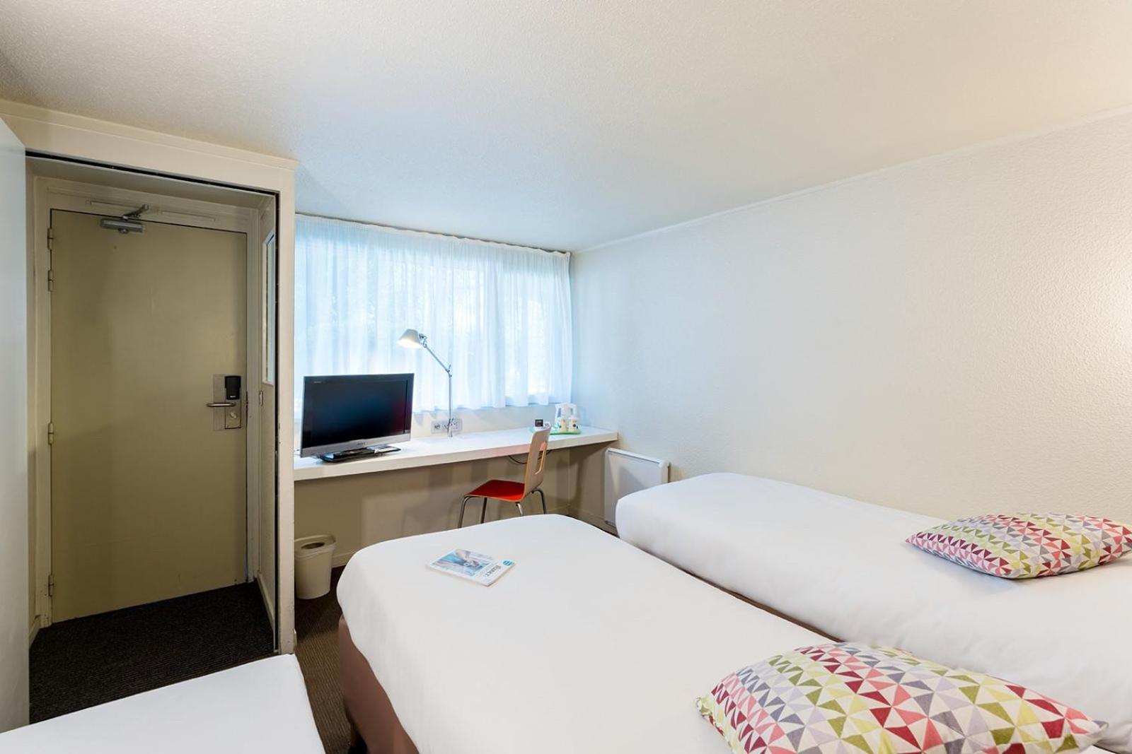 Standard Twin Room with One Single Bed - Up to Ten Years photo 2