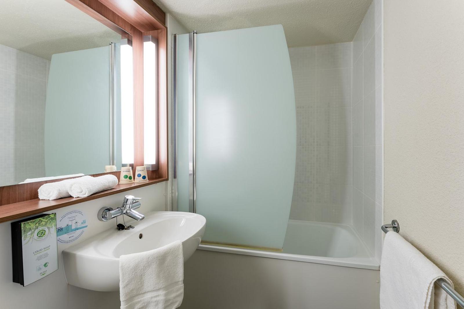 Standard Double Room - Photo 8