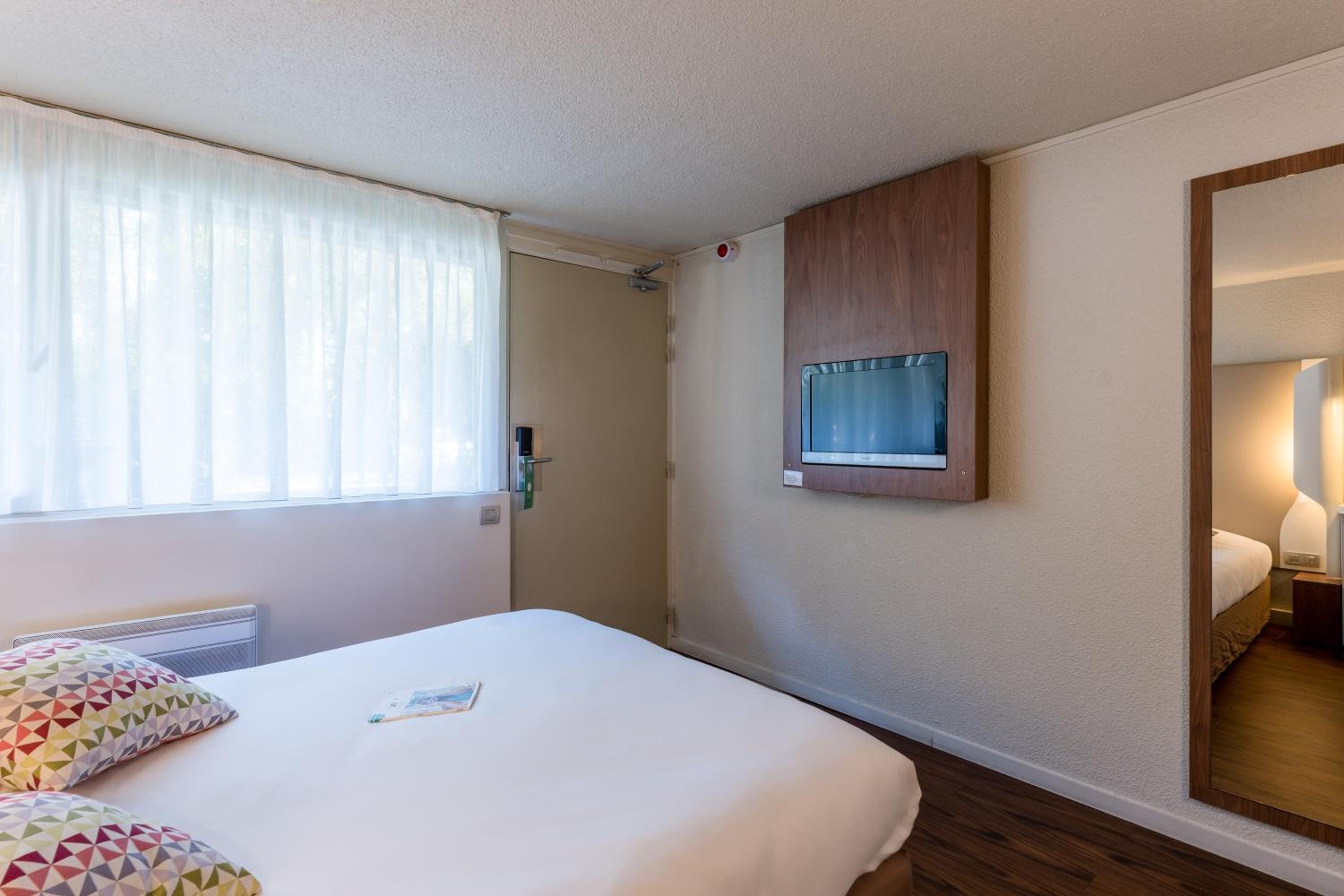 Standard Double Room - Photo 9