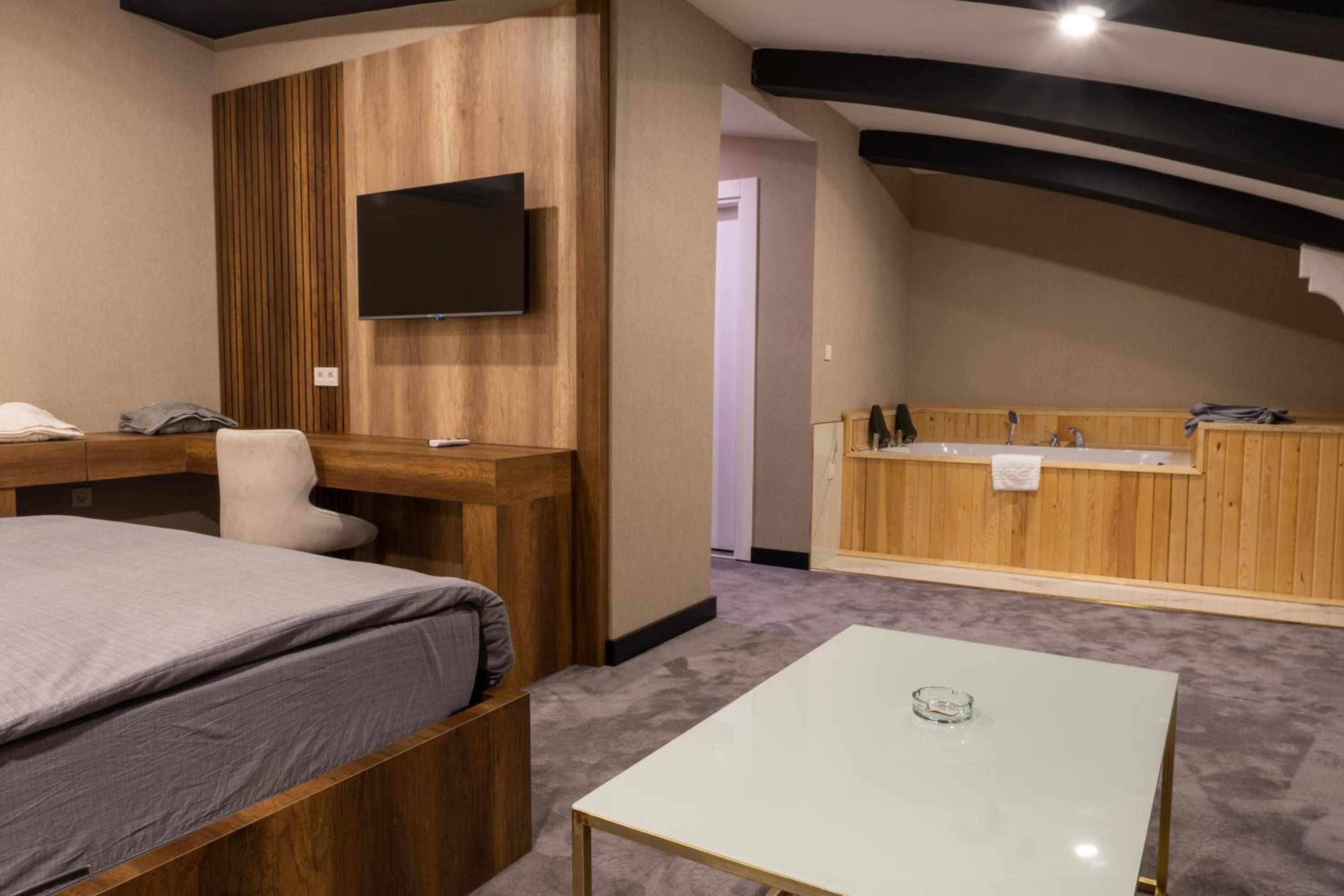 Suite with Spa Bath photo 2