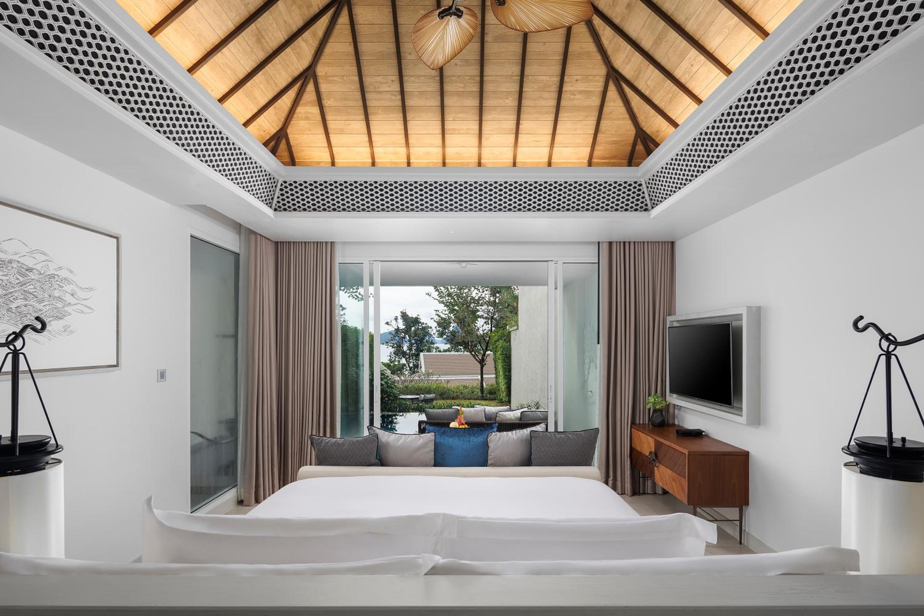 Deluxe Suite with One King Bed and Pool Access (Non Smoking) - Photo 1