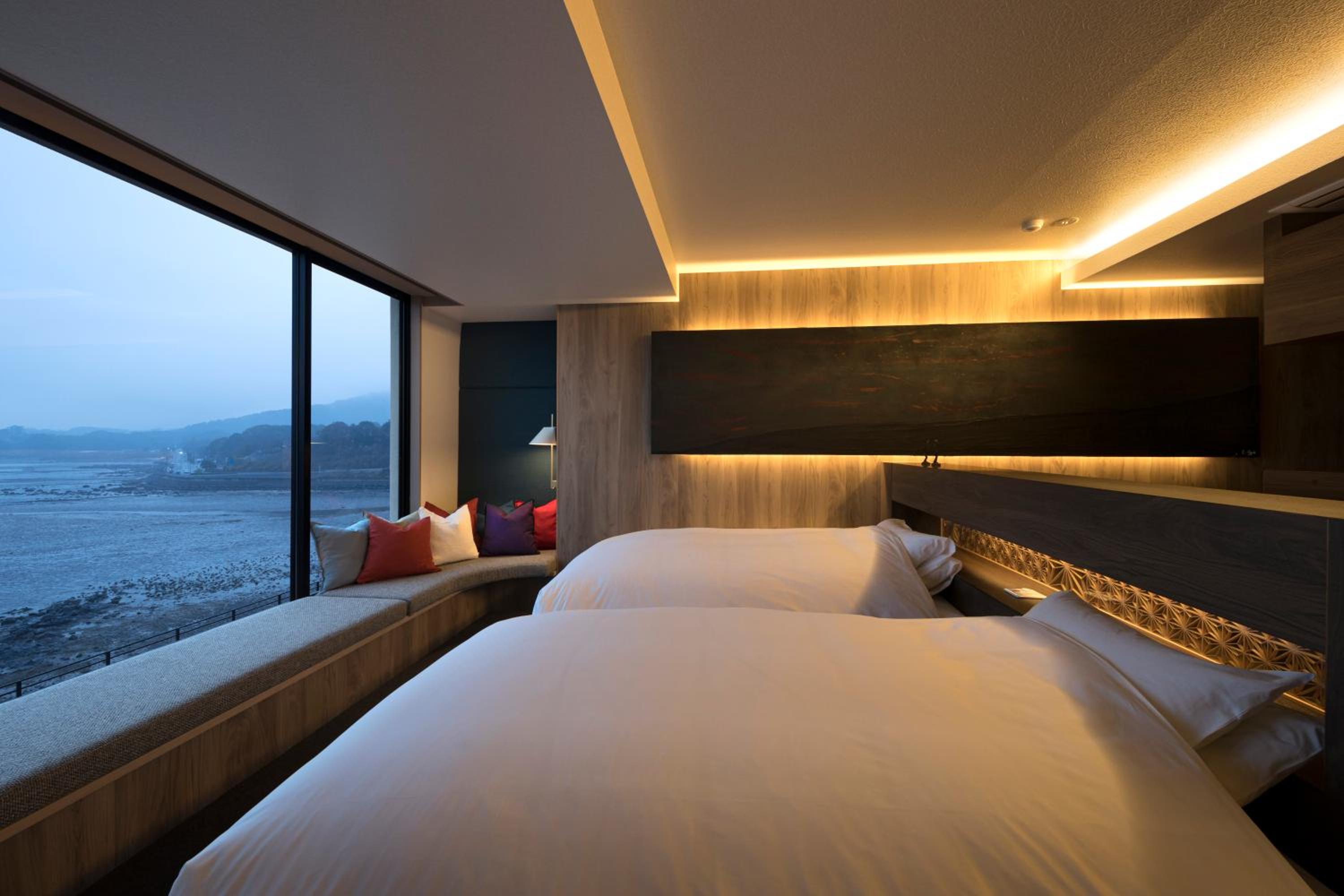 Deluxe Suite with Sea View - Photo 10