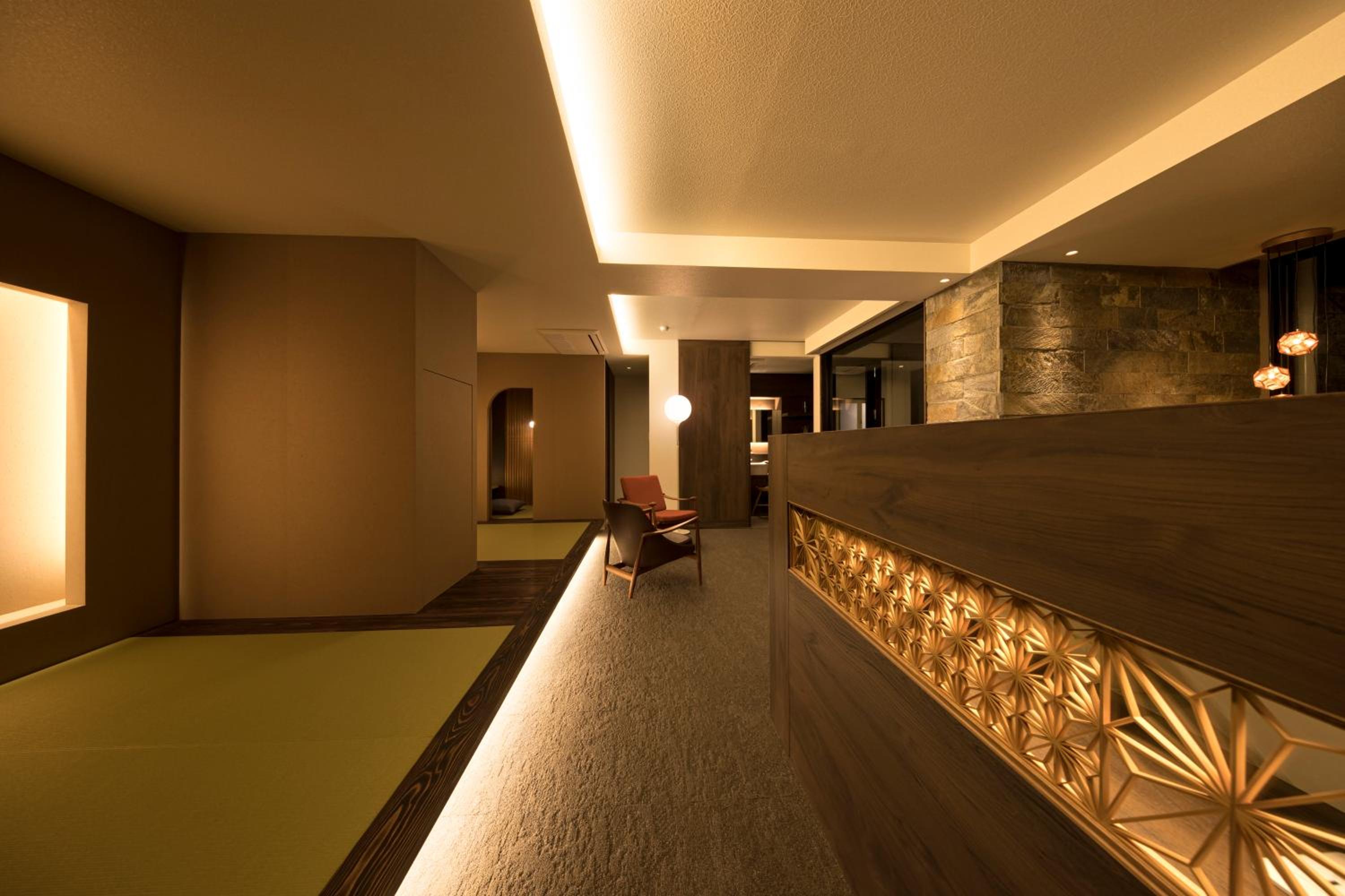 Deluxe Suite with Sea View - Photo 5