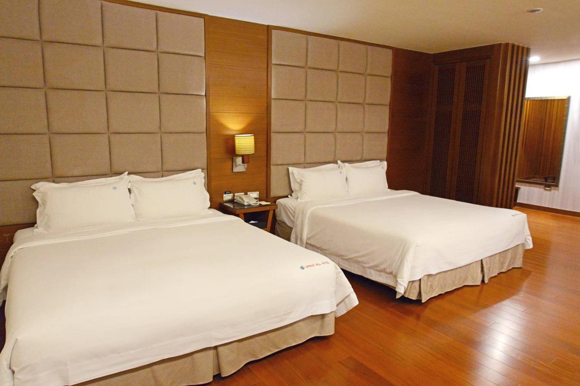 Queen Room with Two Queen Beds photo 1
