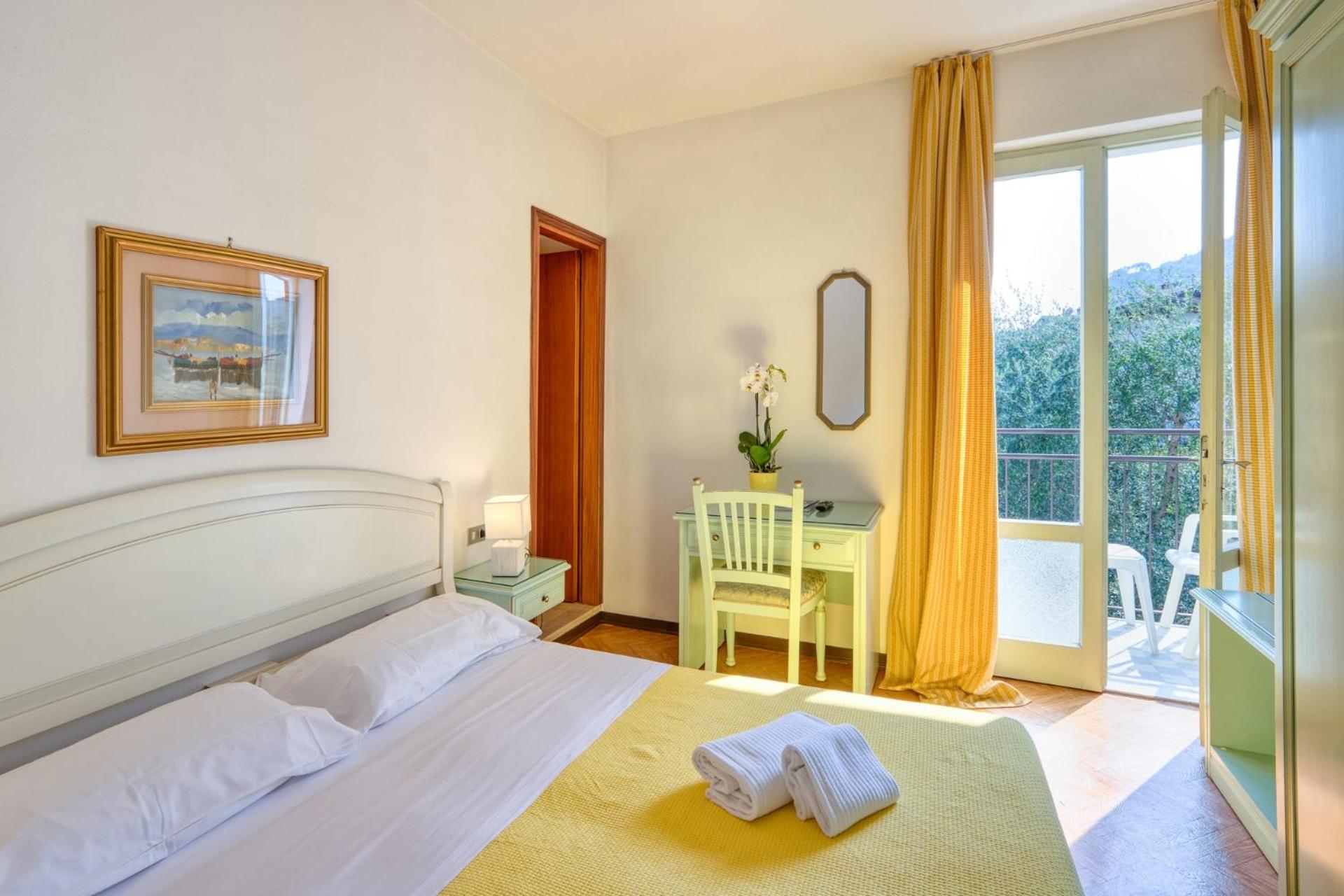 Double Room  with Balcony and Lake View  photo 1