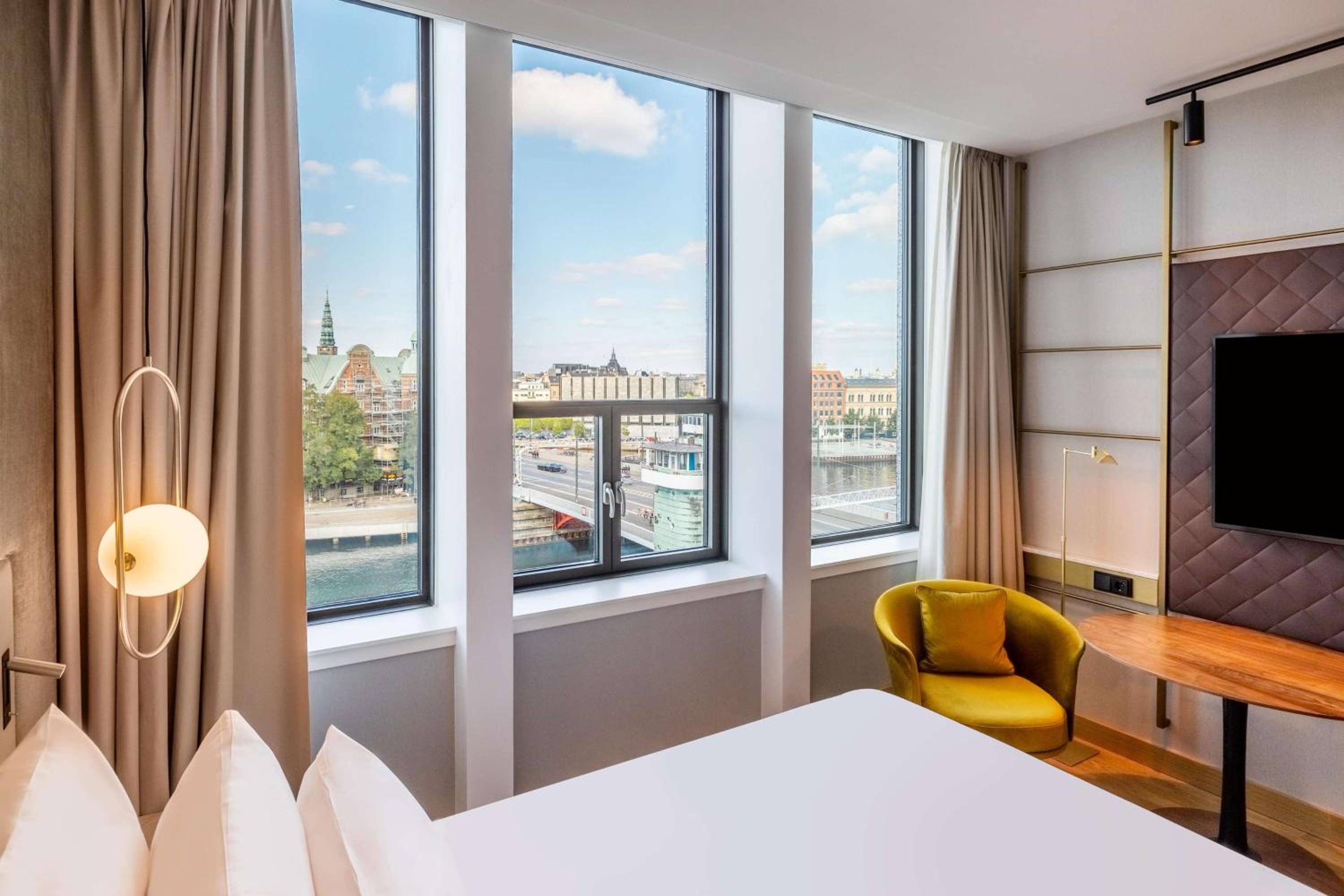 Superior Double or Twin Room with City View thumbnail 6