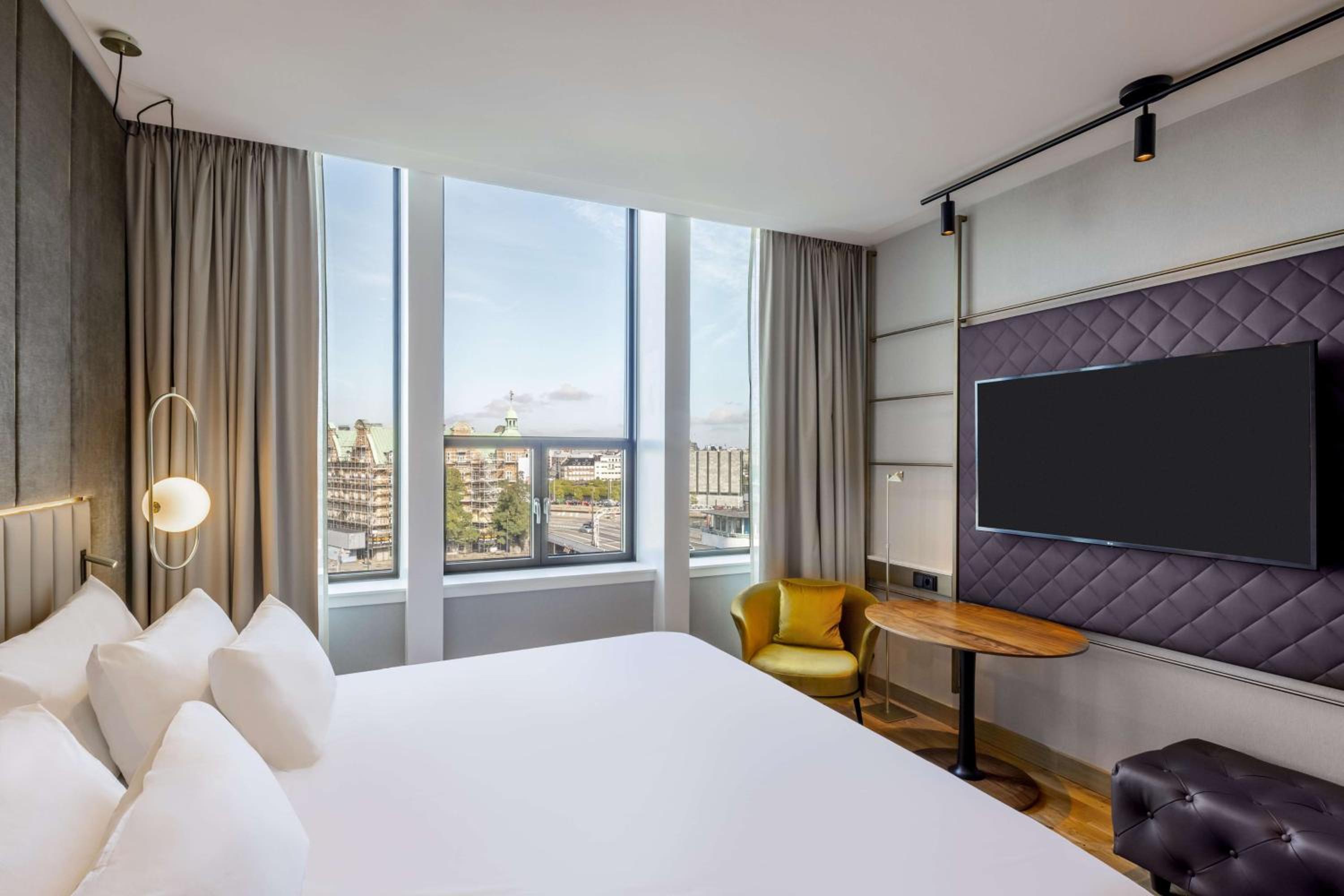 Superior Double or Twin Room with City View thumbnail 5