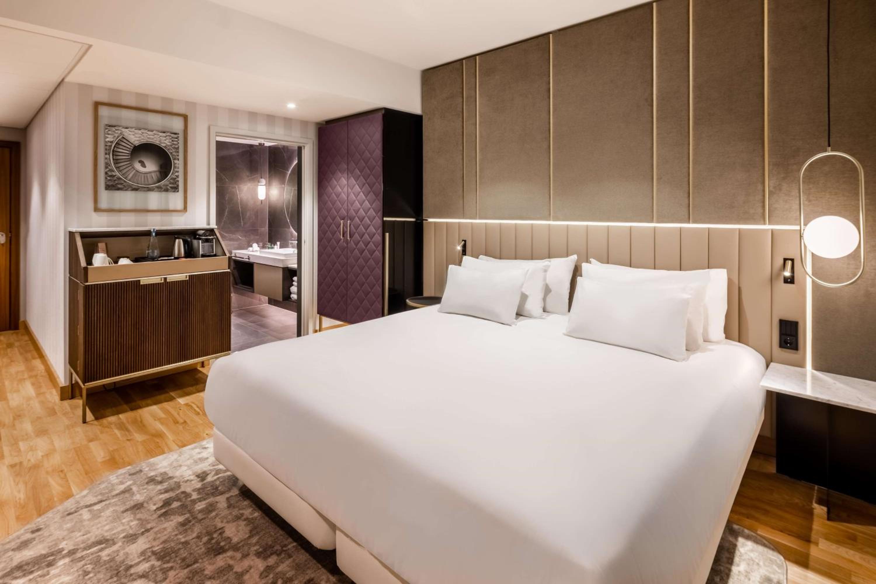 Superior Corner Room