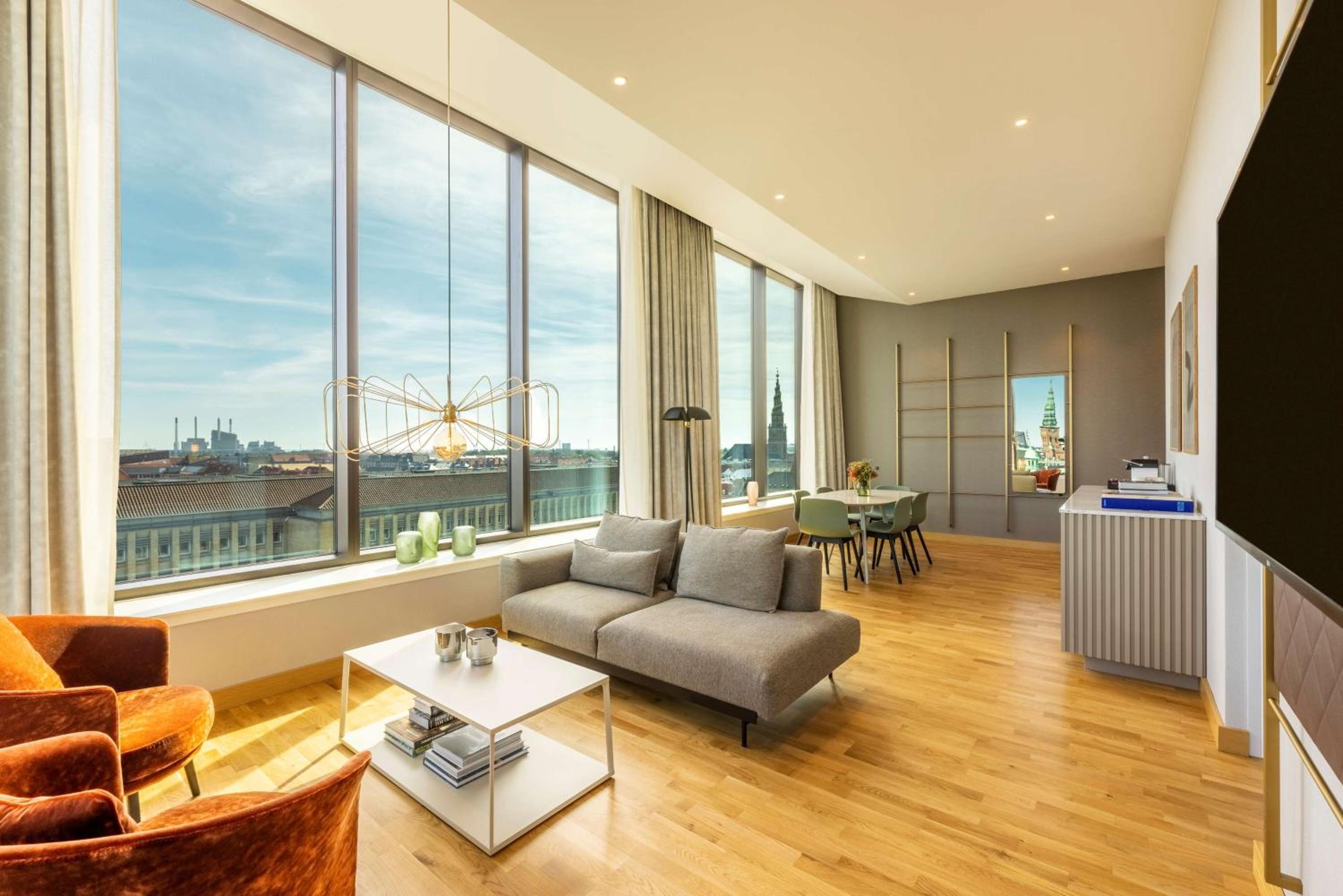 Waterfront Corner Suite thumbnail 5