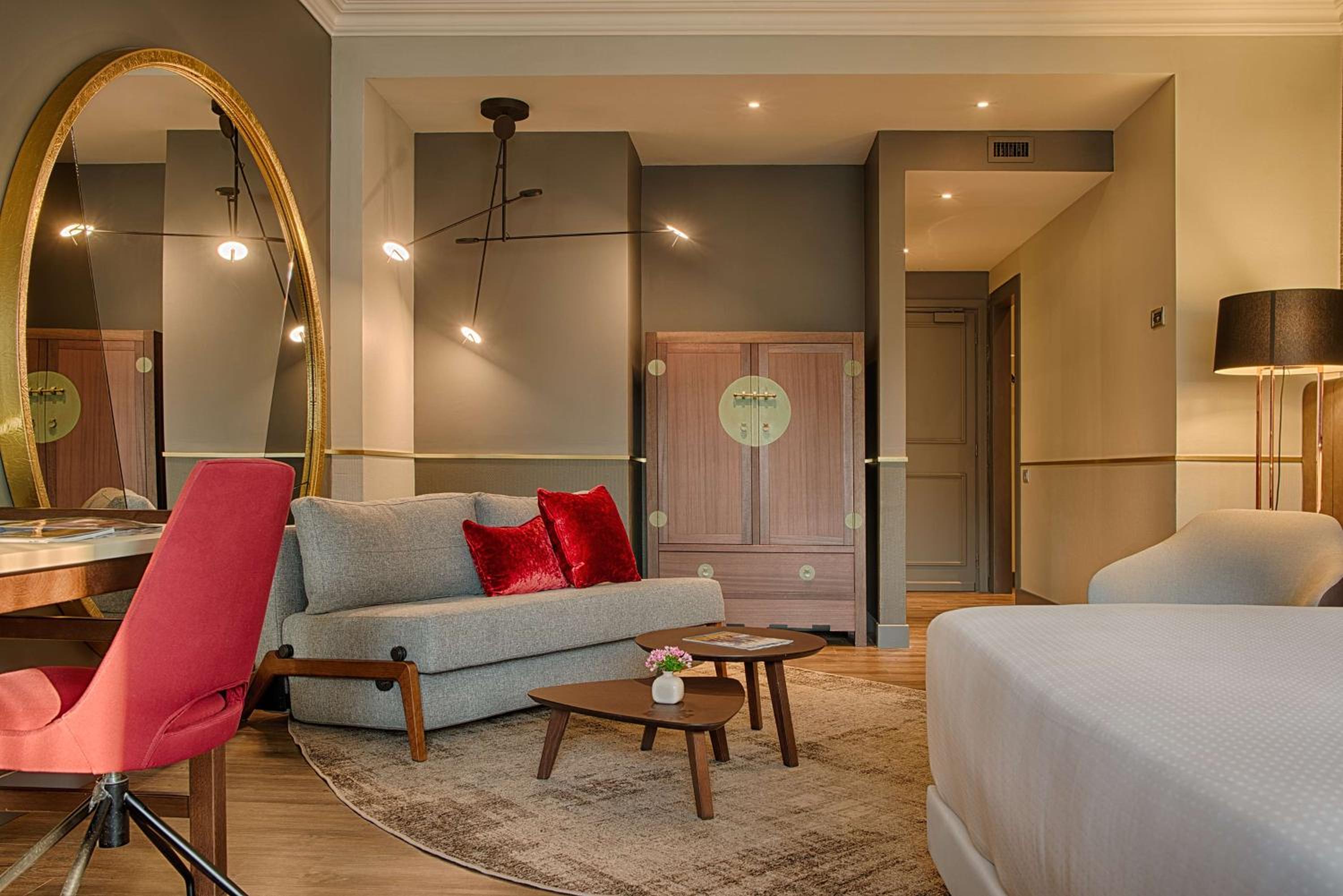 Junior Suite with Extra Beds (2 Adults + 2 Children) thumbnail 6