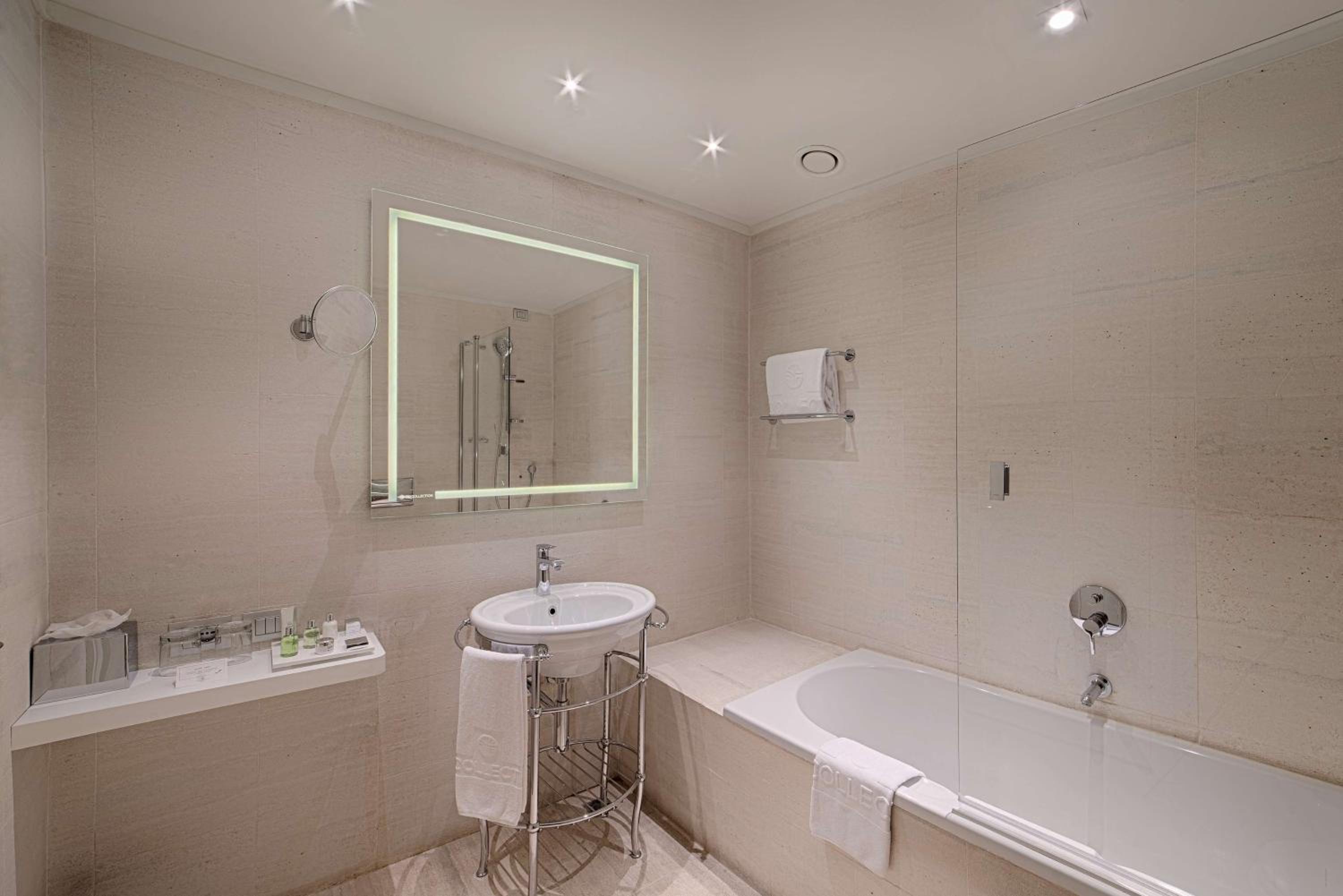 Premium Twin Room with Extra Bed (3 Adults + 1 Child) thumbnail 5