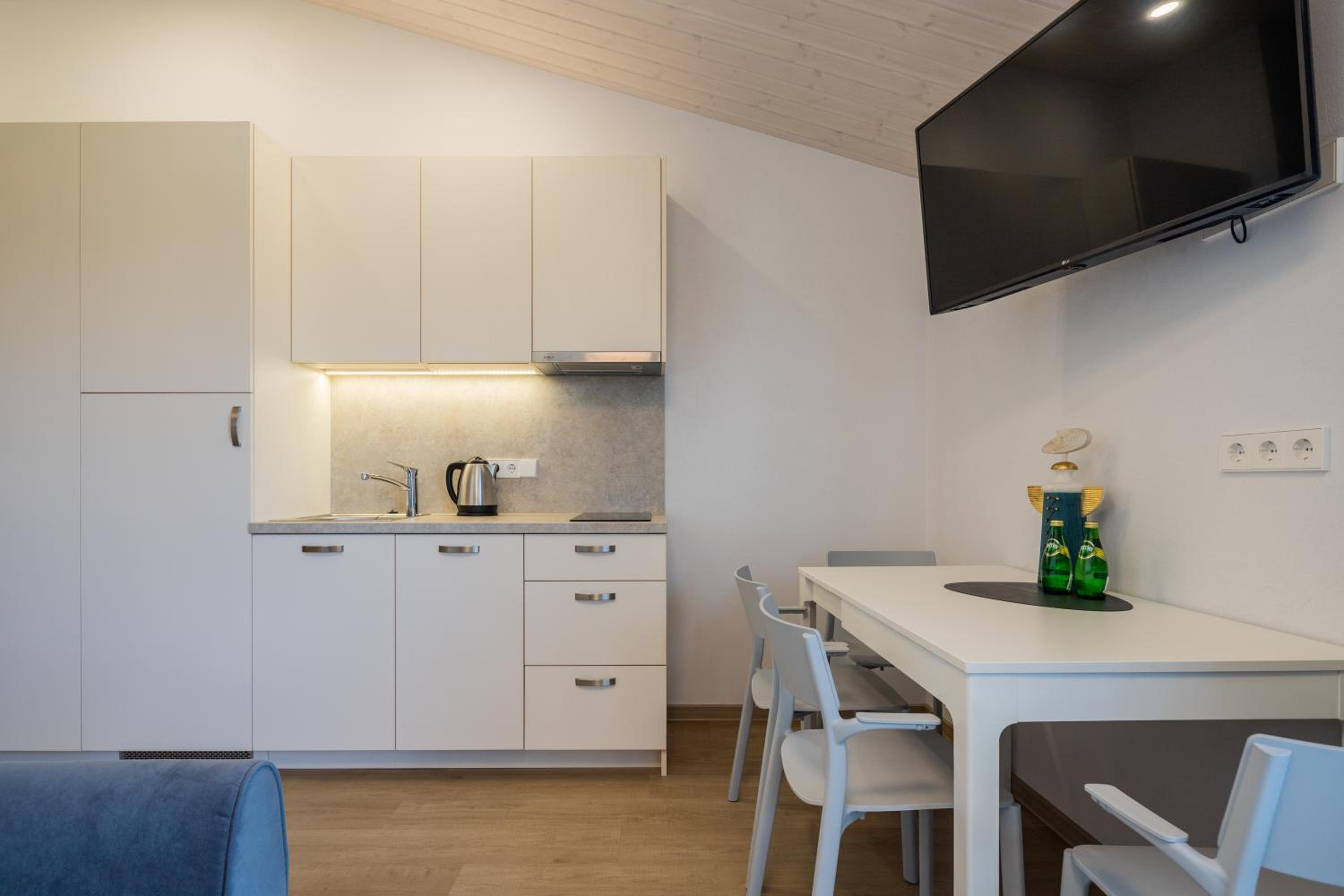 Quadruple Room with Balcony - Photo 6