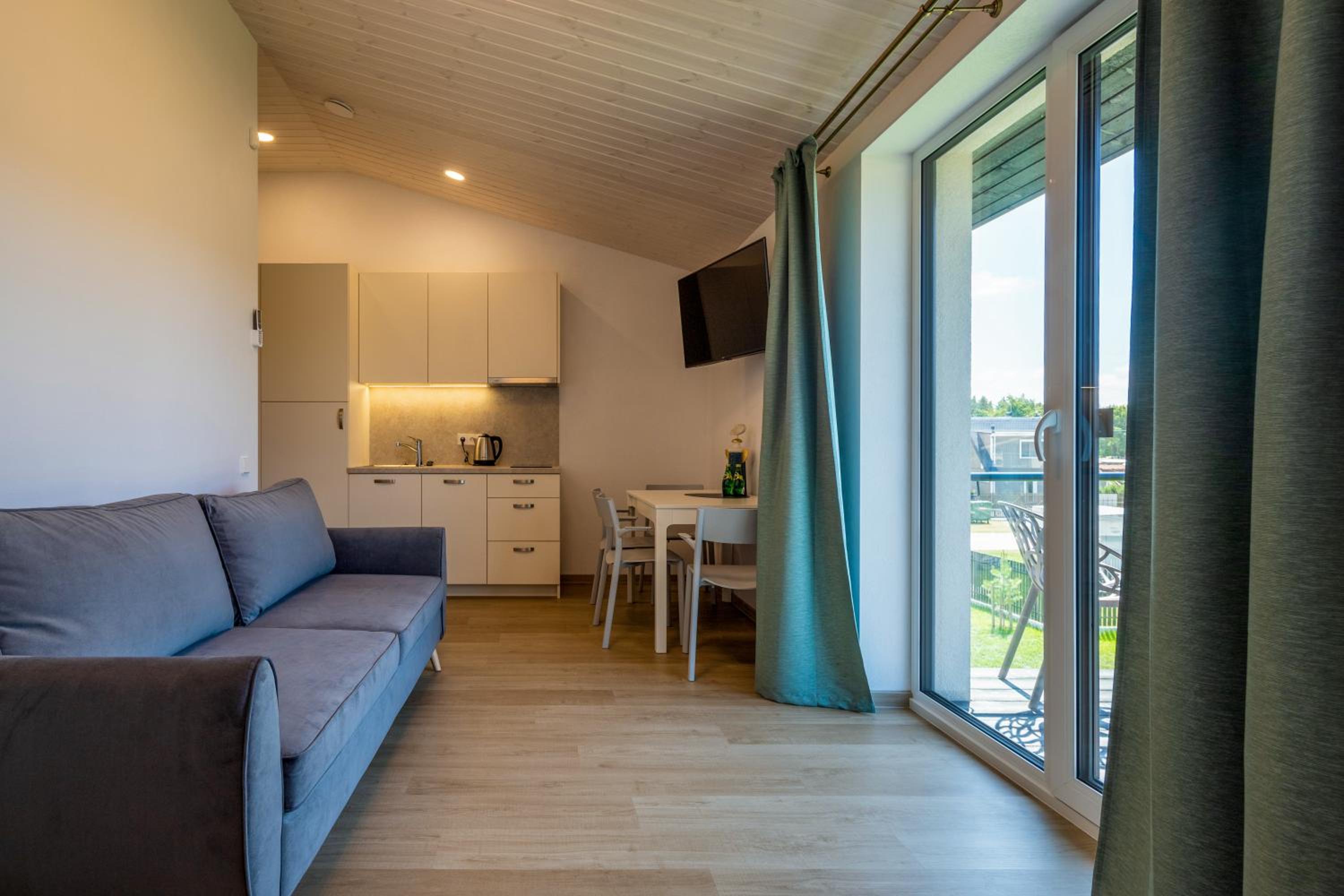 Quadruple Room with Balcony - Photo 18