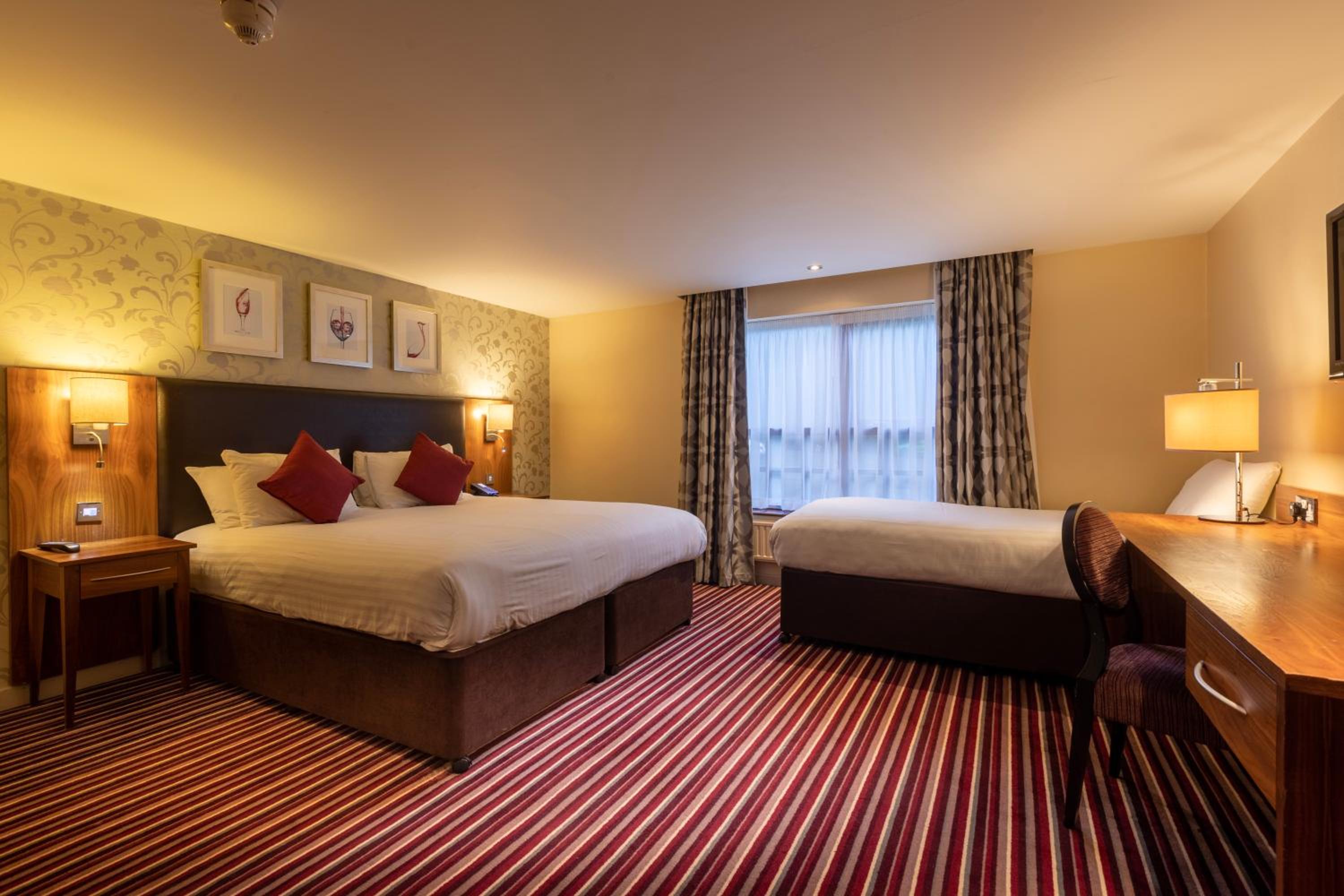 Family Room with Double and Single Beds - Photo 1