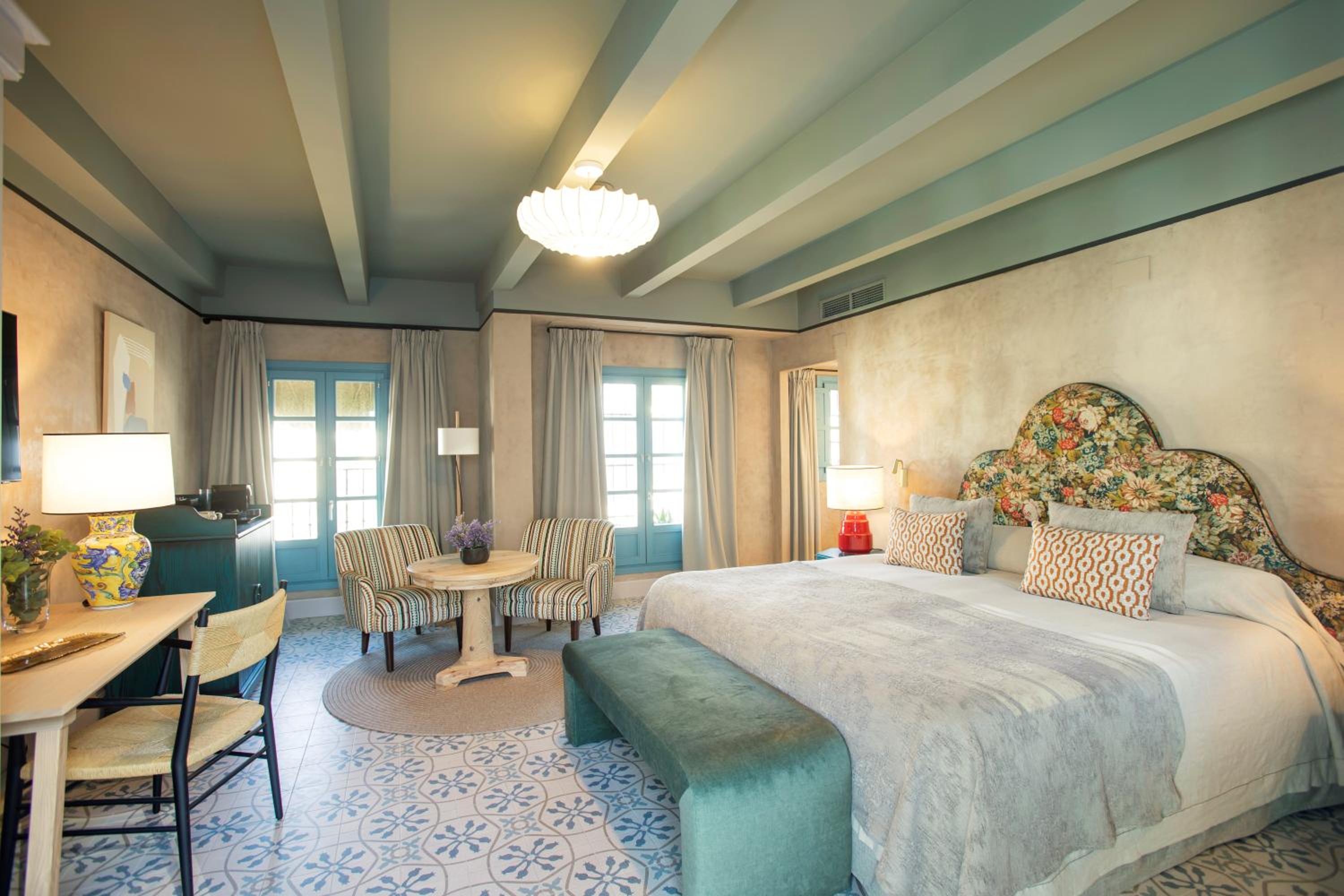 Deluxe Double or Twin Room thumbnail 5