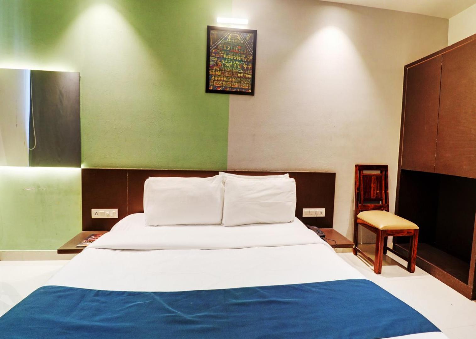 Deluxe Room - Photo 5