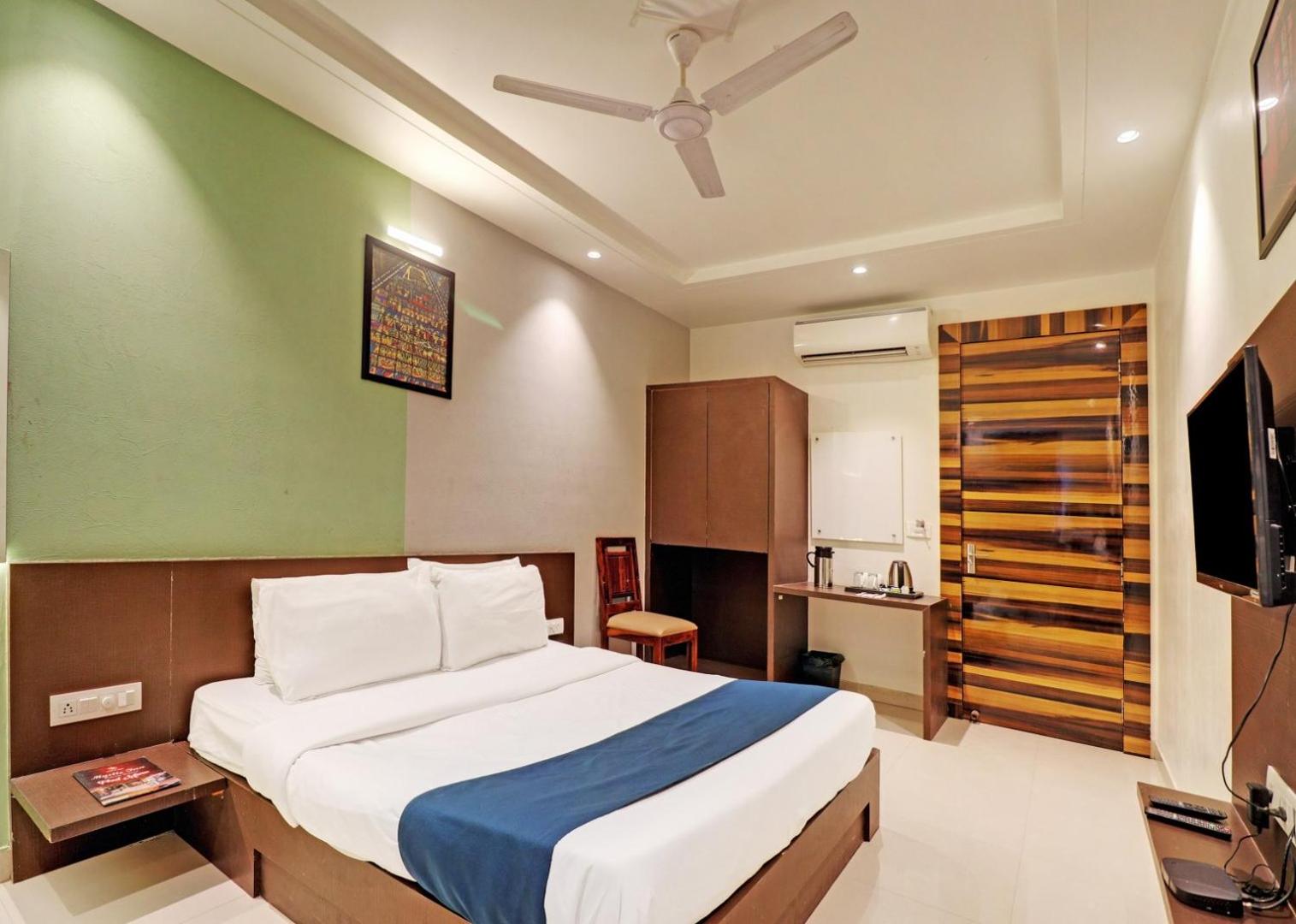 Deluxe Room - Photo 9