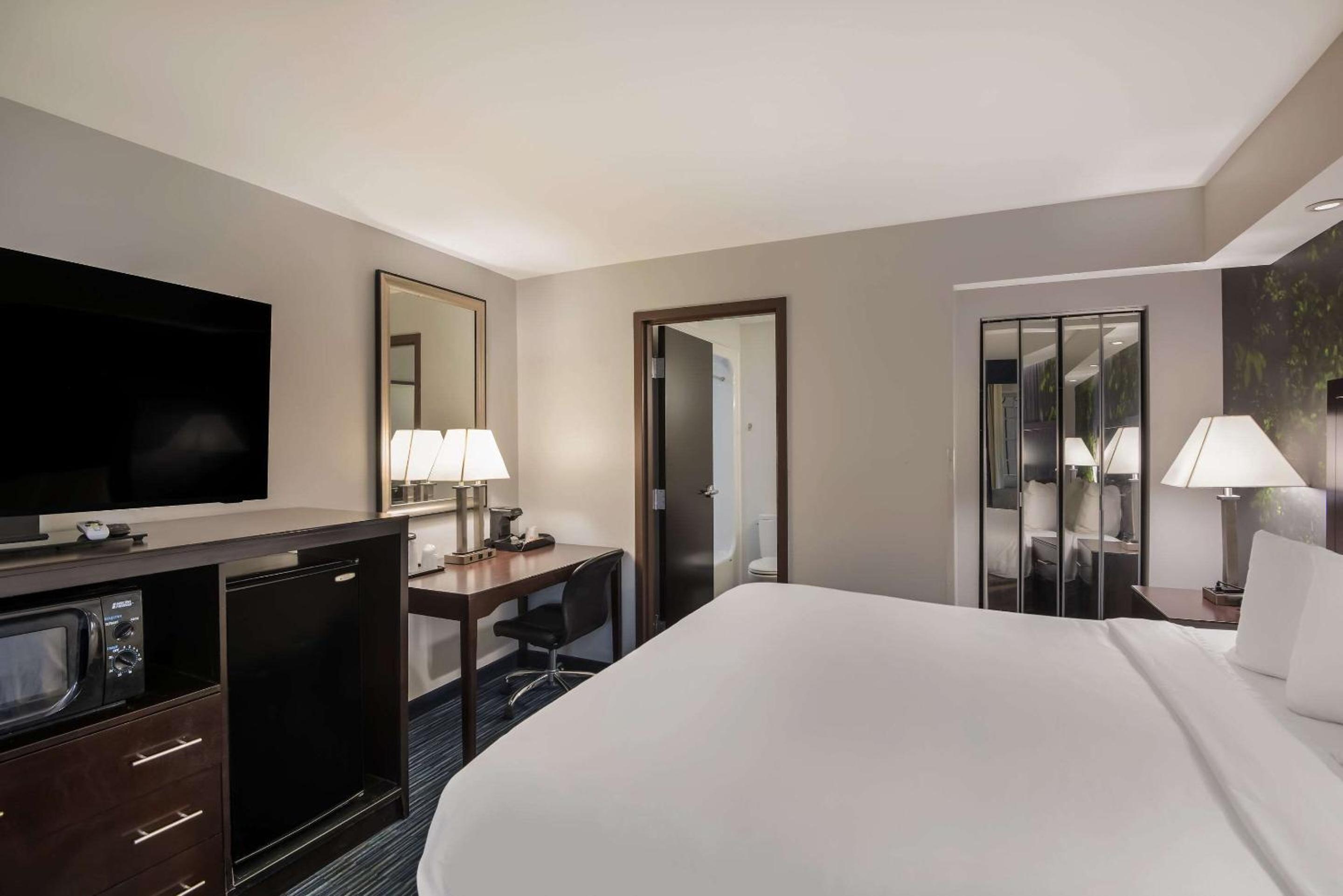 King Room - Non-Smoking - Photo 4