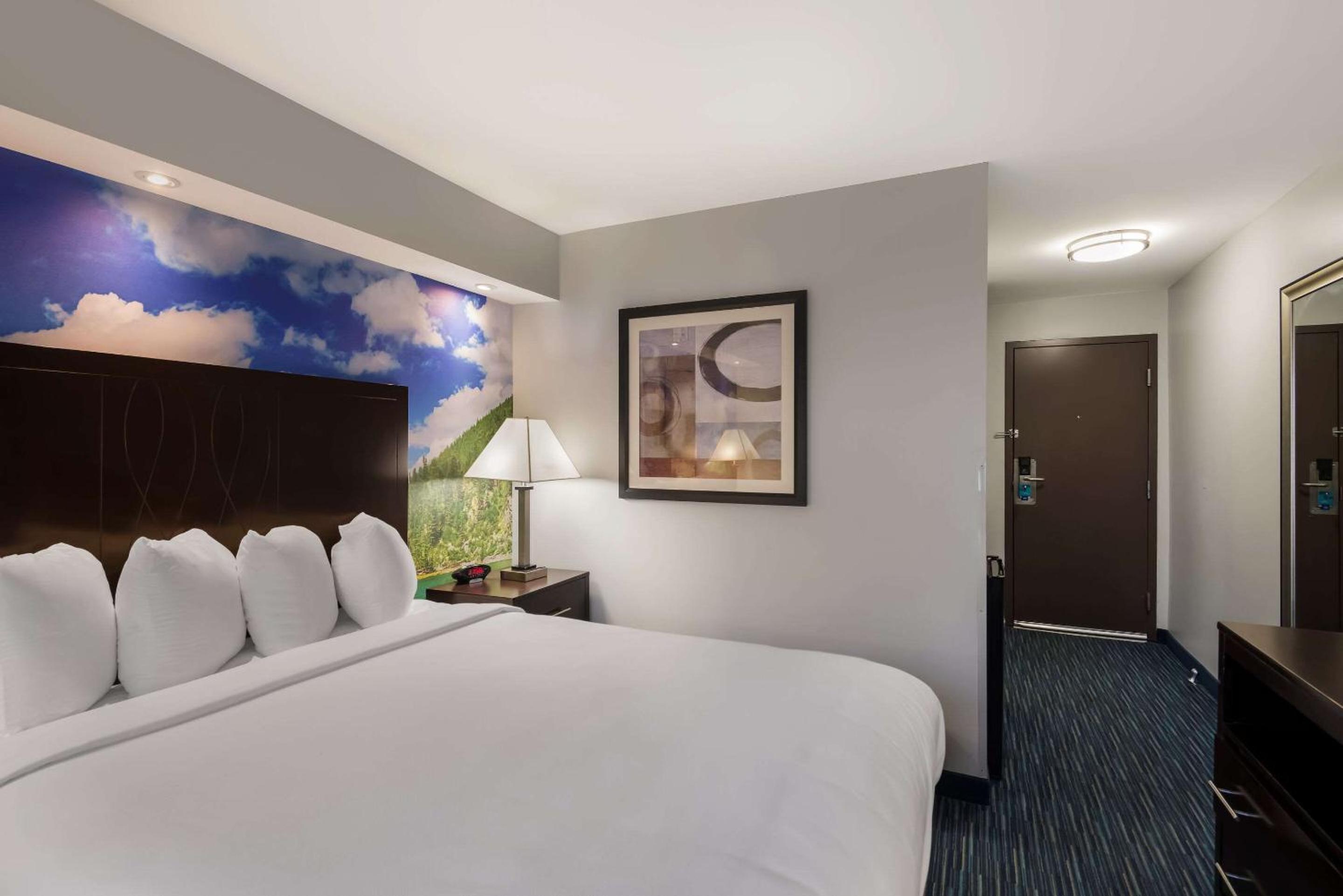 King Room - Non-Smoking - Photo 1