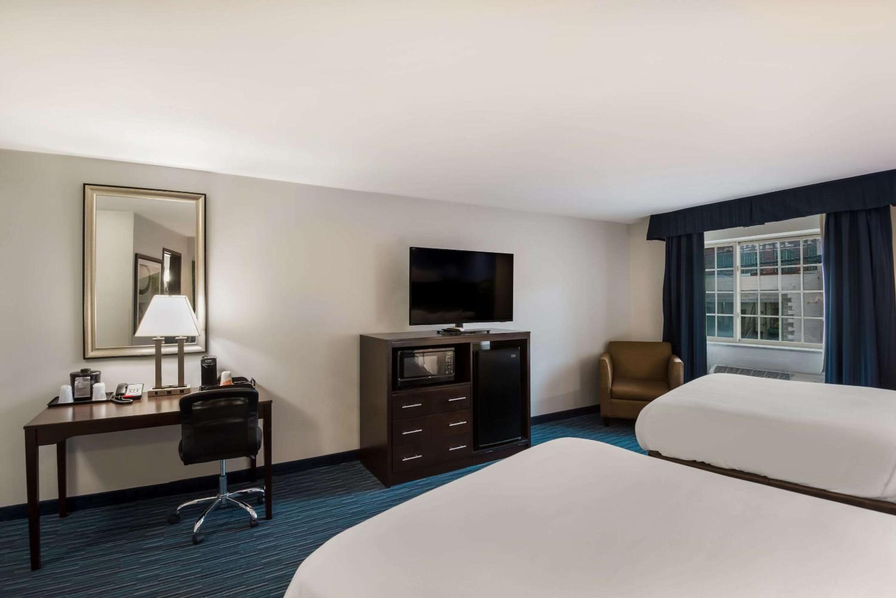 Queen Room with Two Queen Beds - Non-Smoking - Photo 2