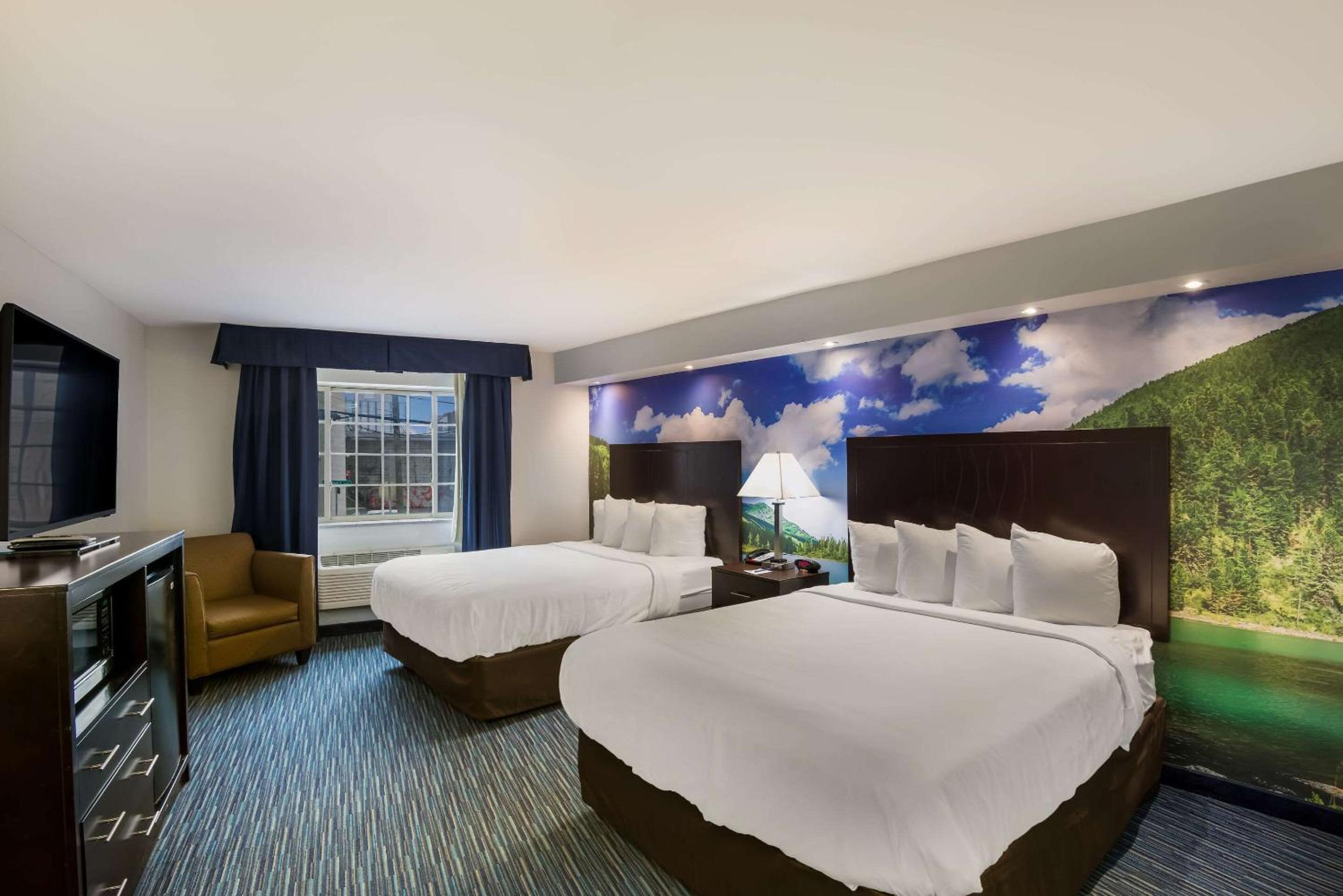 Queen Room with Two Queen Beds - Non-Smoking - Photo 3