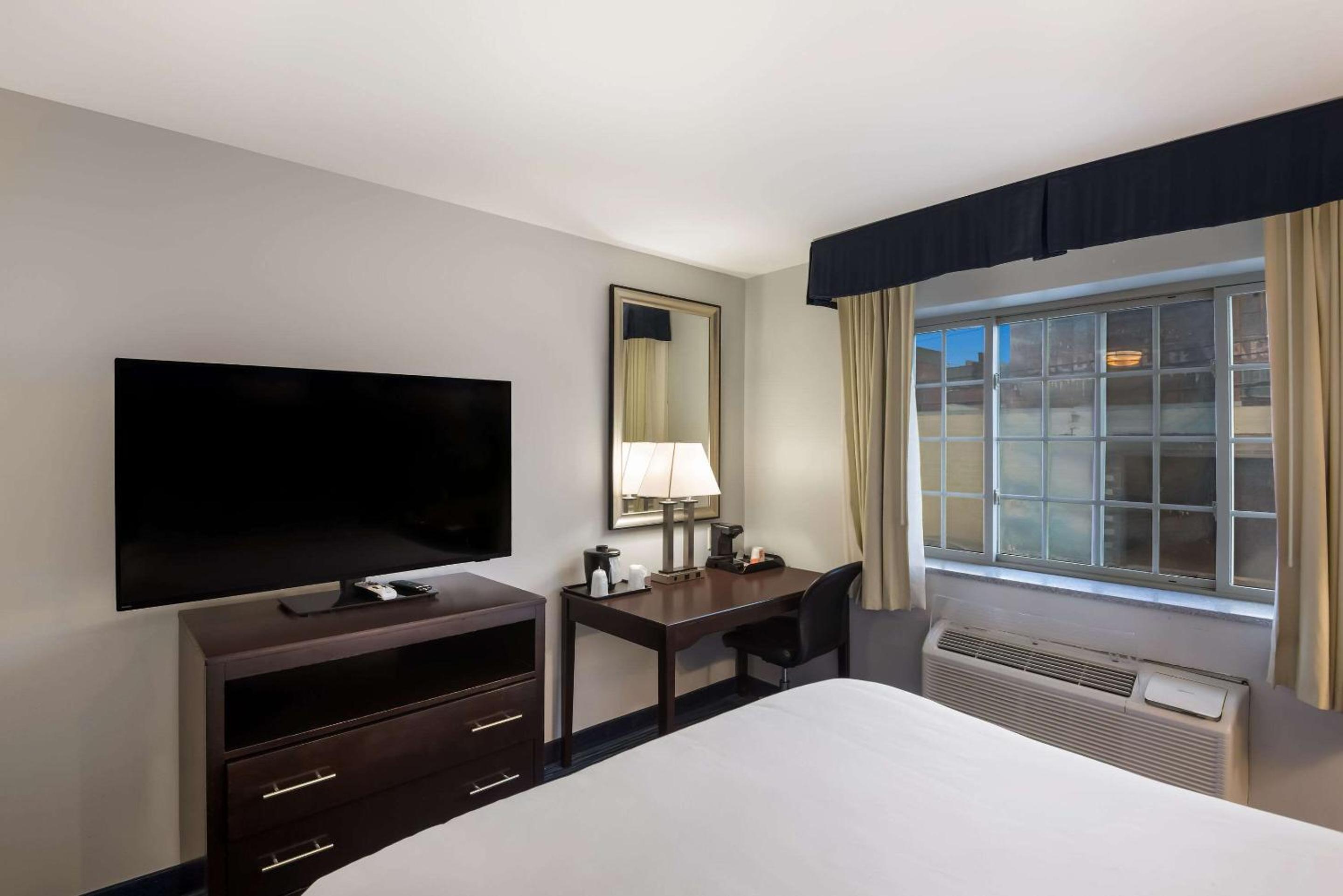 King Room - Non-Smoking - Photo 2