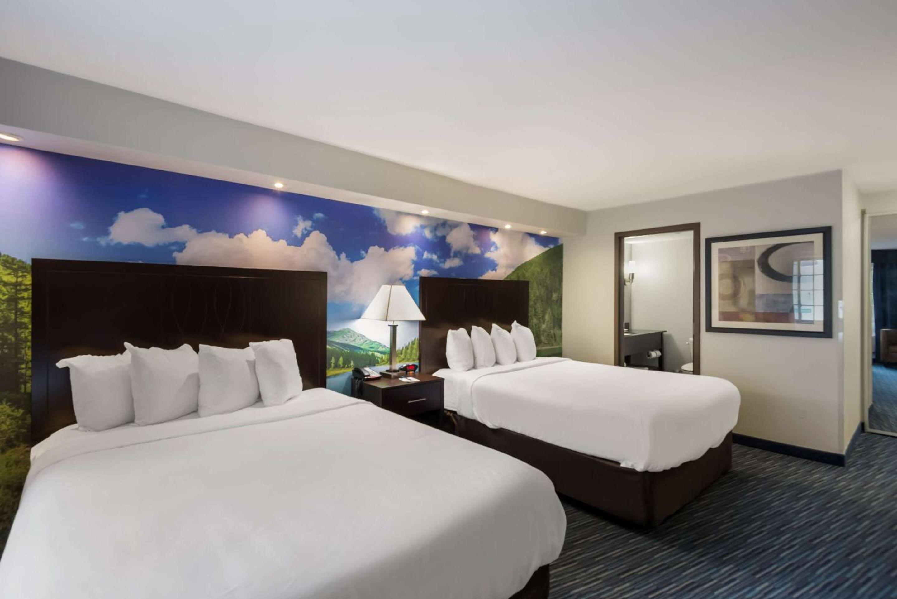 Queen Room with Two Queen Beds - Non-Smoking - Photo 4