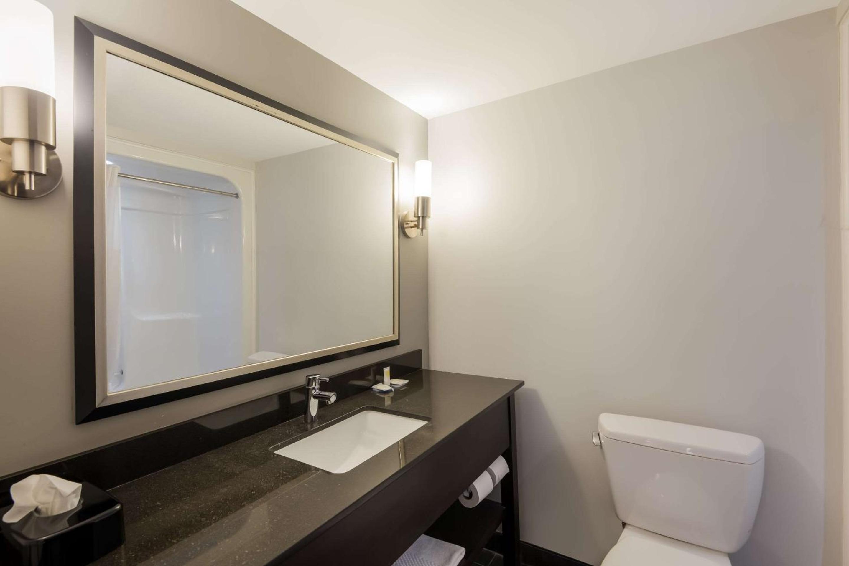 King Room - Non-Smoking - Photo 7