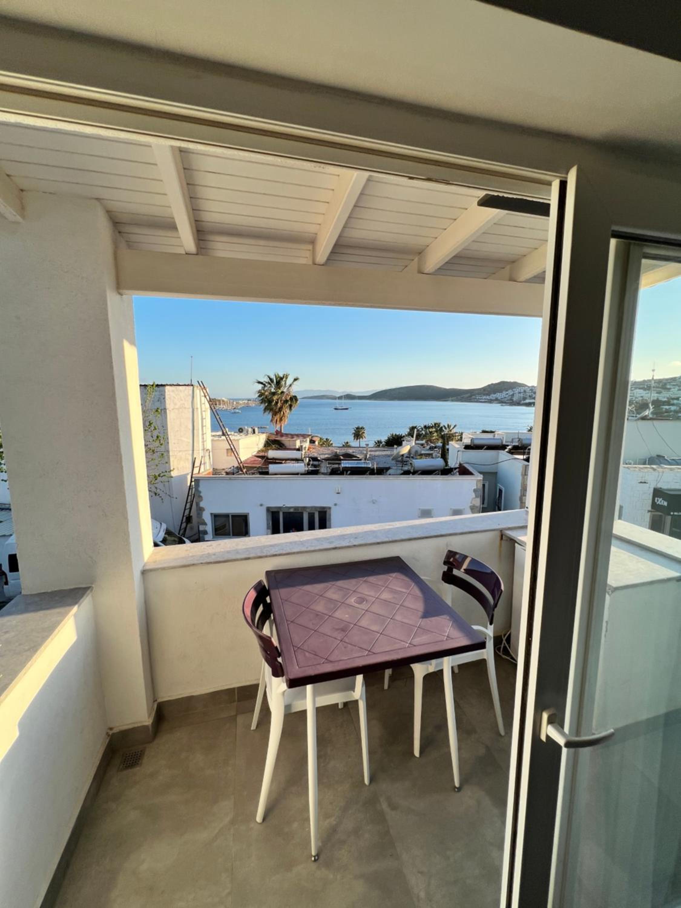 Deluxe Double Room with Balcony and Sea View - Photo 12