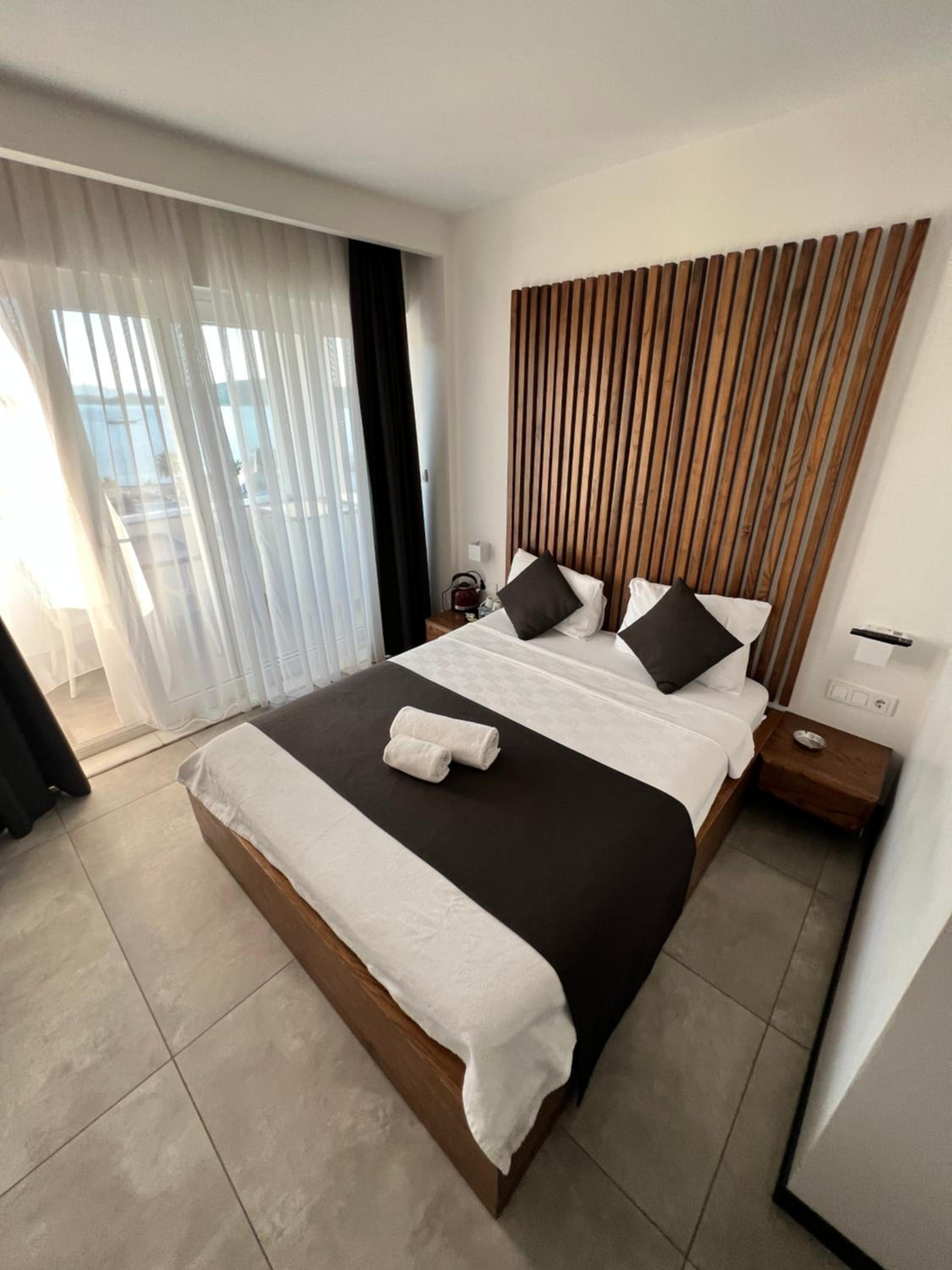 Deluxe Double Room with Balcony and Sea View - Photo 1