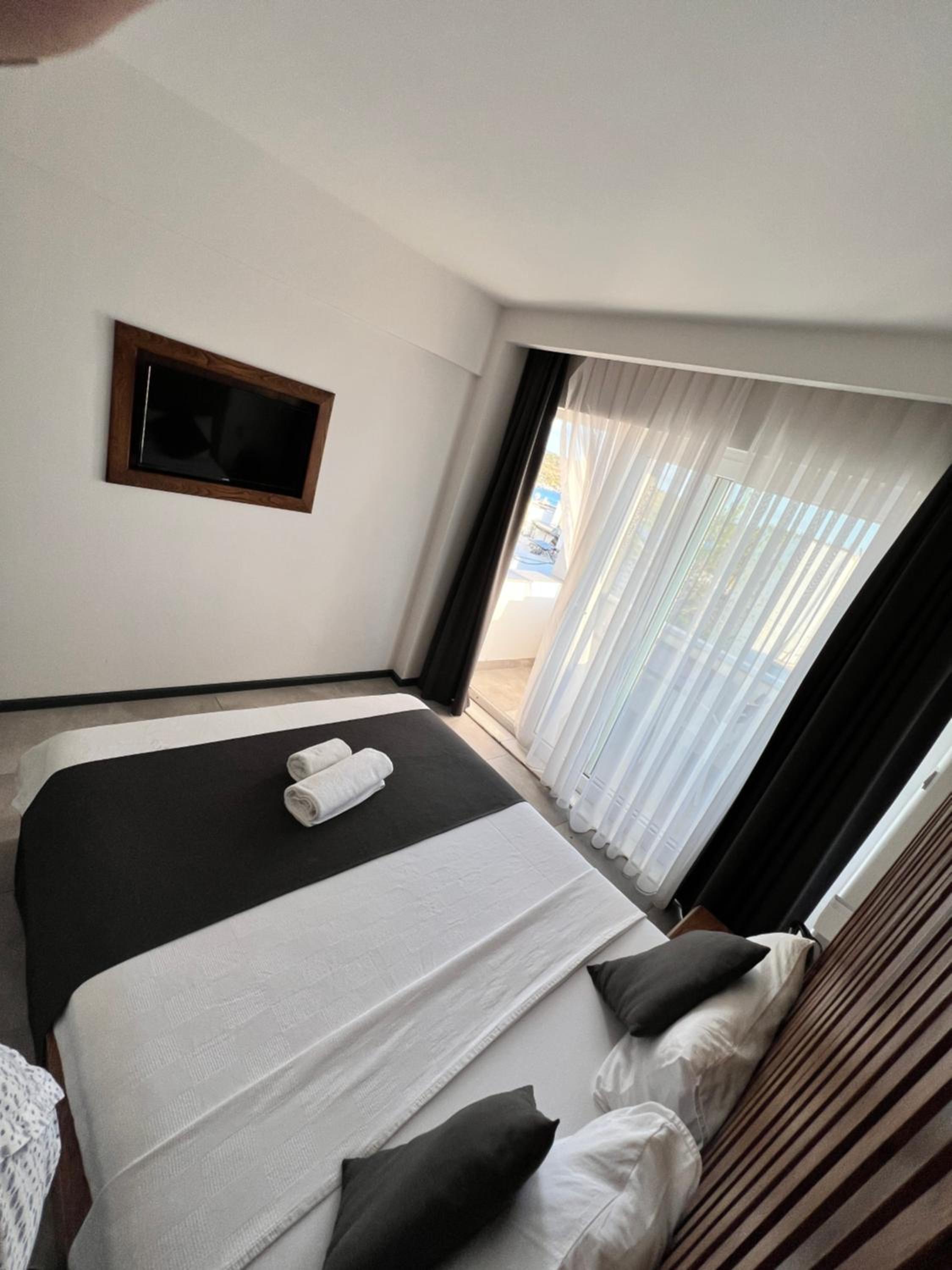 Deluxe Double Room with Balcony and Sea View - Photo 11
