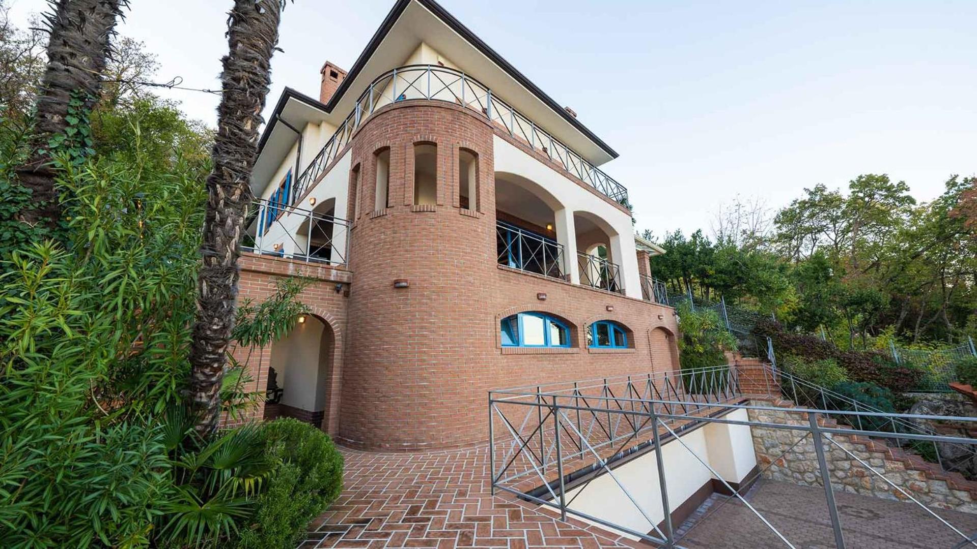 Villa photo 2