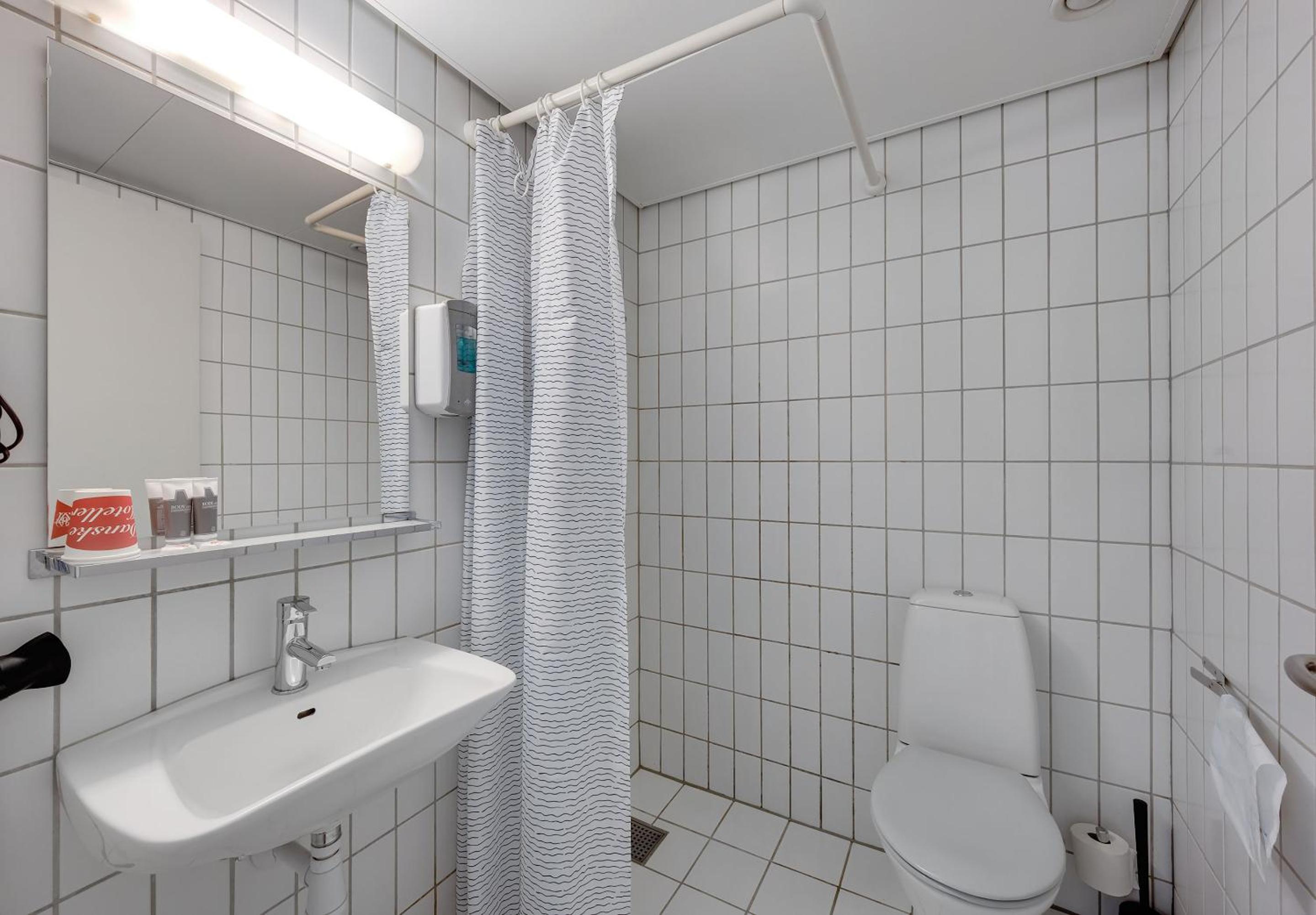 Standard Double or Twin Room - Photo 7
