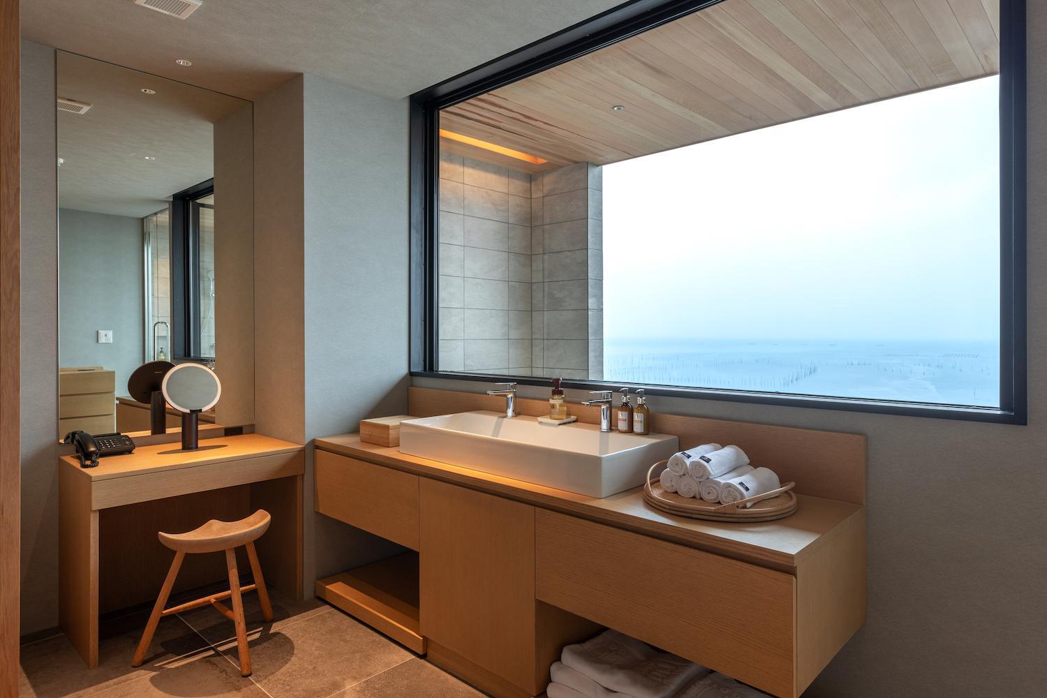Executive Suite - Photo 2
