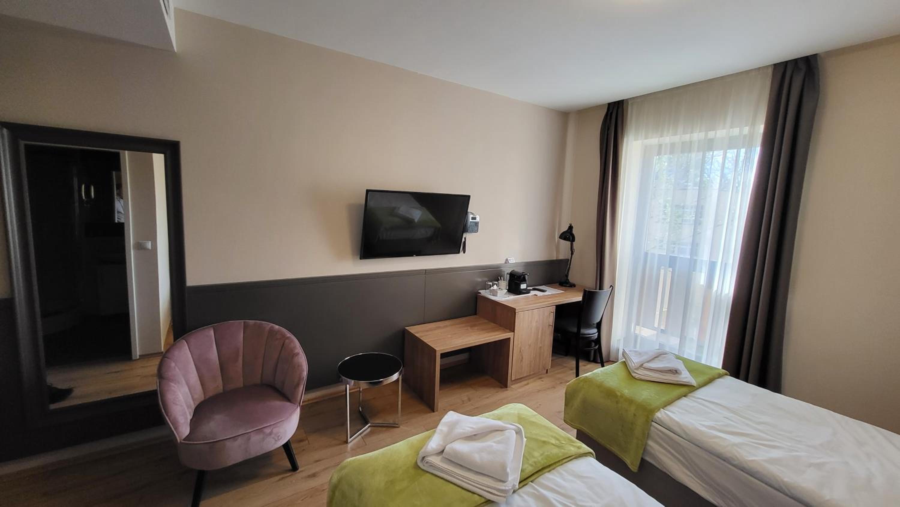 Standard Double or Twin Room - Photo 9