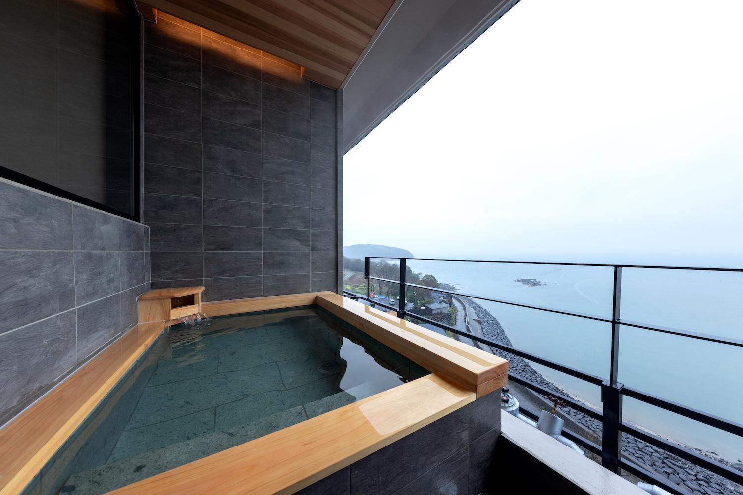 Superior Suite with Sea View - Photo 12