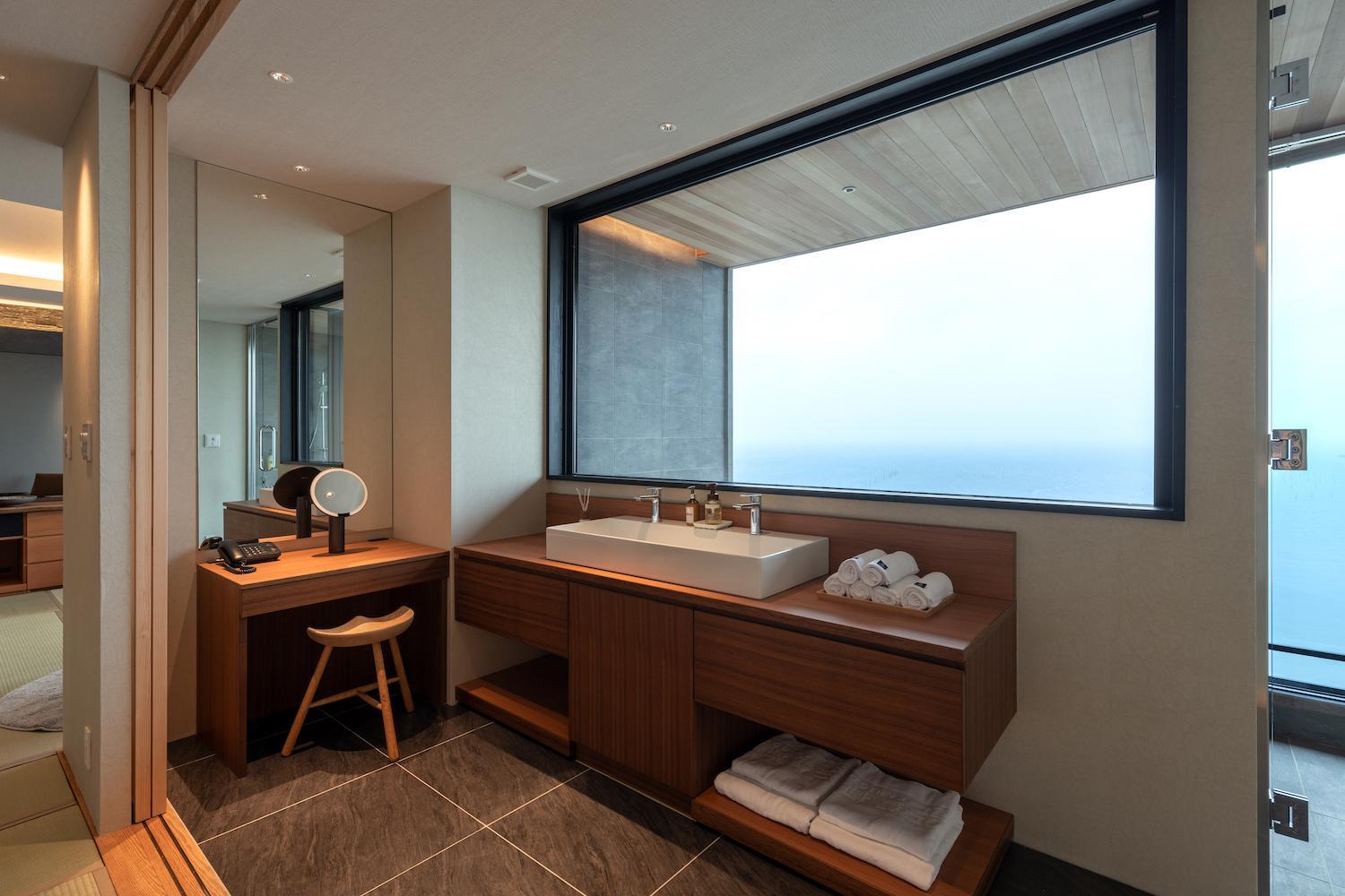 Superior Suite with Sea View - Photo 2