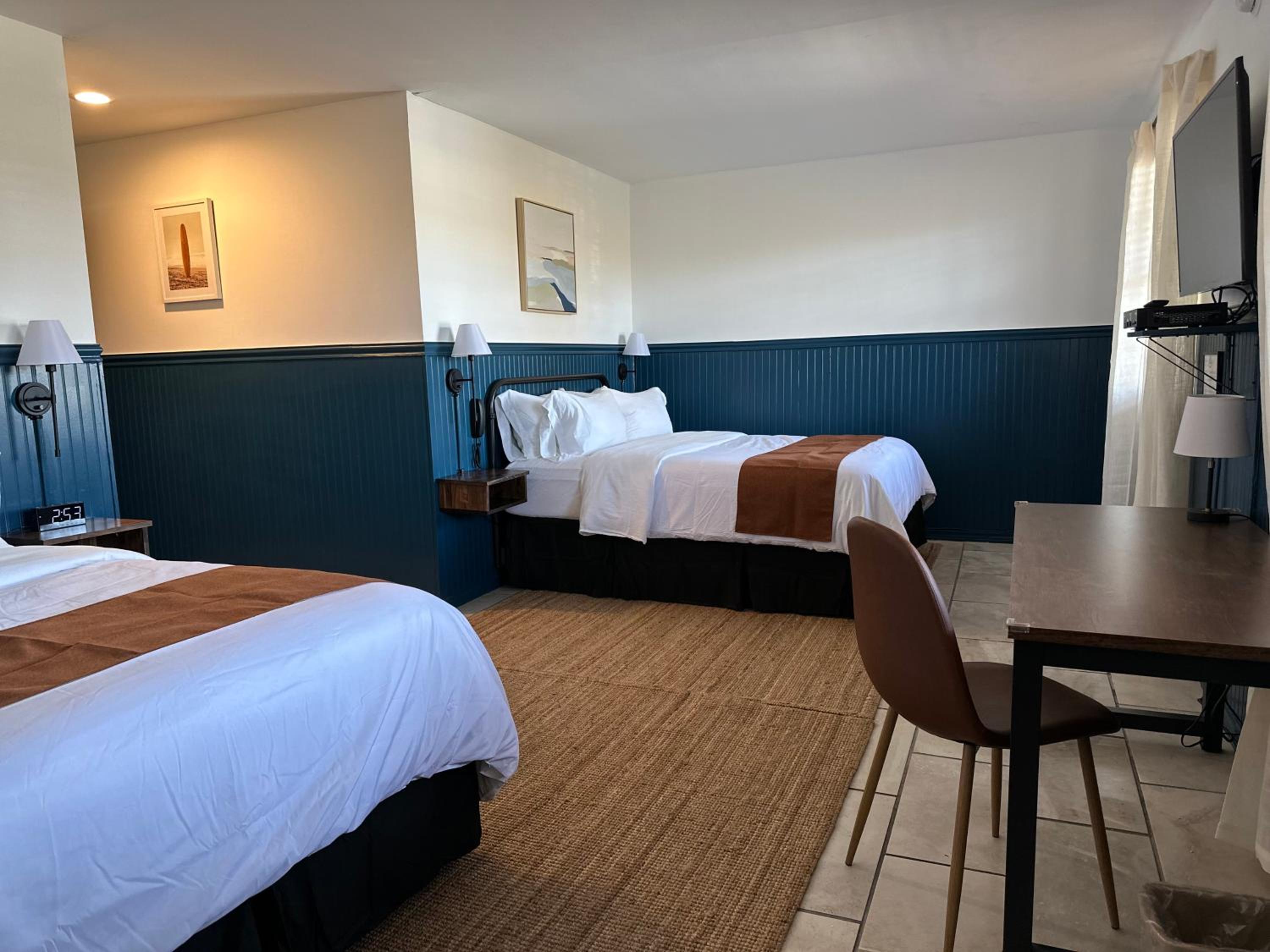 Double Room with Two Double Beds - Photo 2