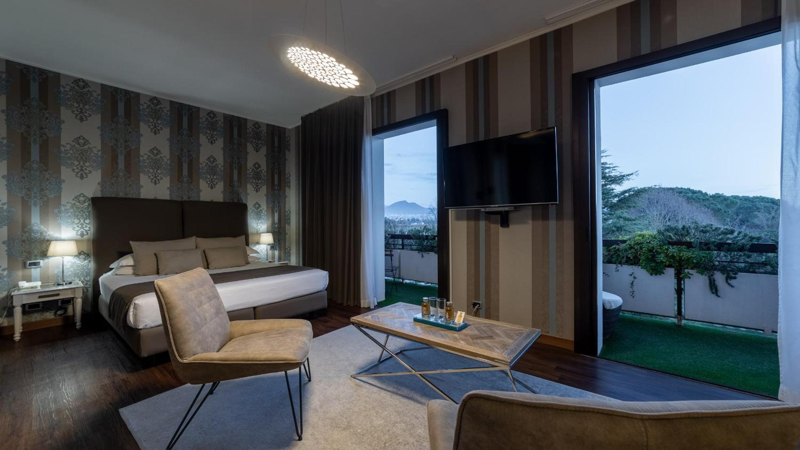 Suite with Spa Access - Photo 12