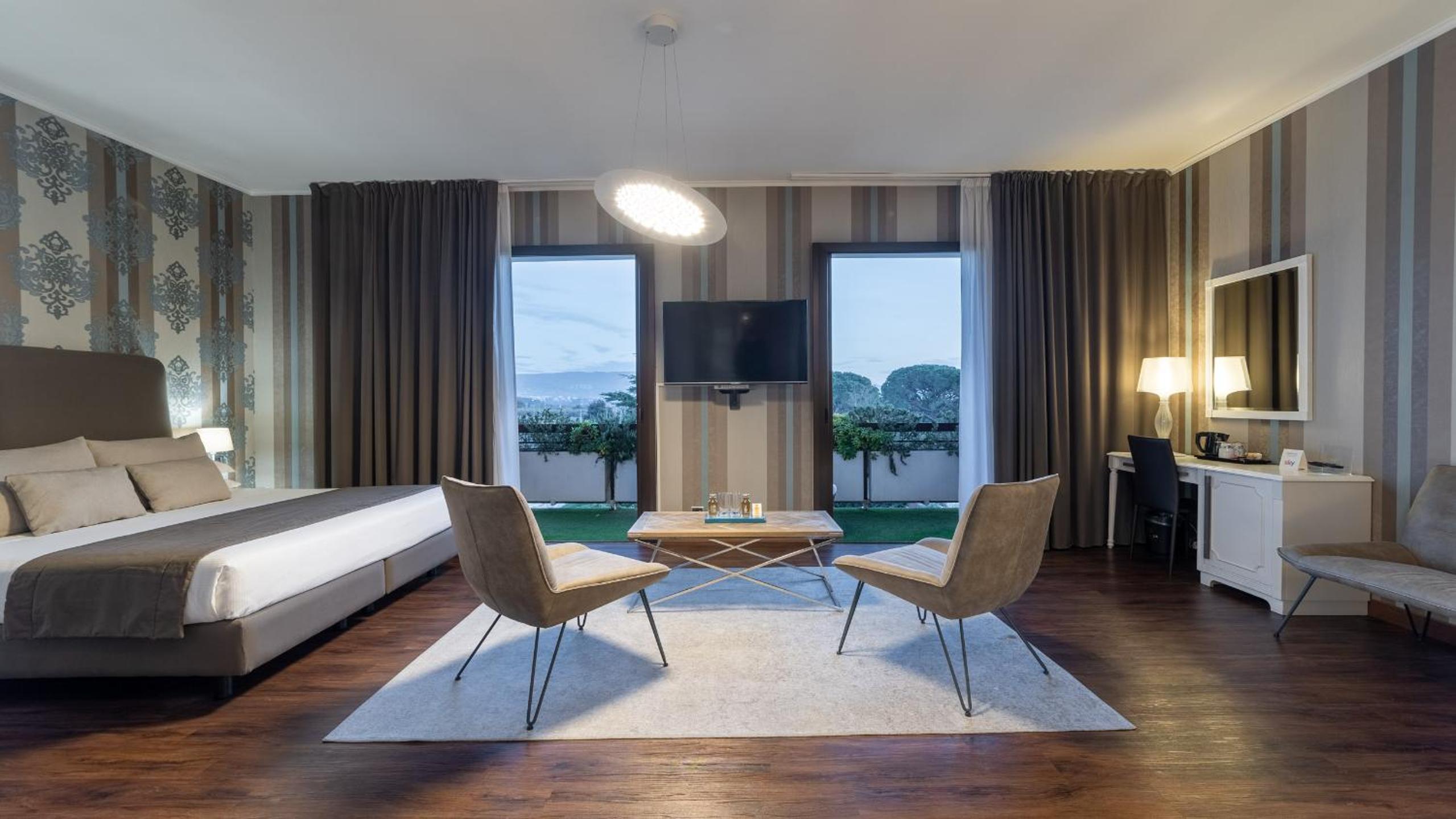 Suite with Spa Access - Photo 13