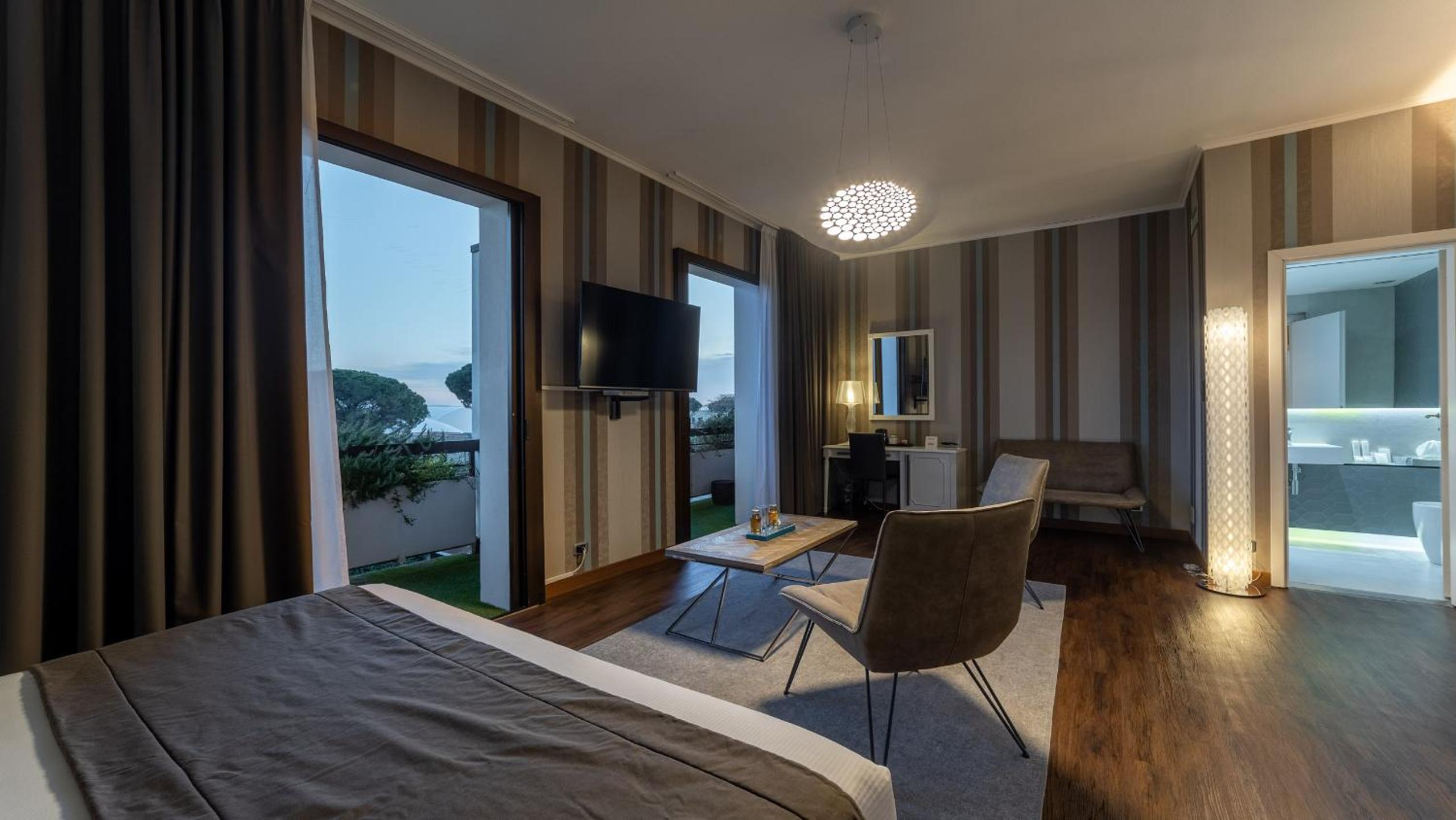 Suite with Spa Access - Photo 14