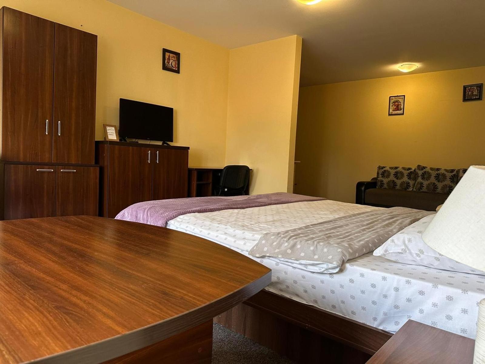 One-Bedroom Apartment photo 1