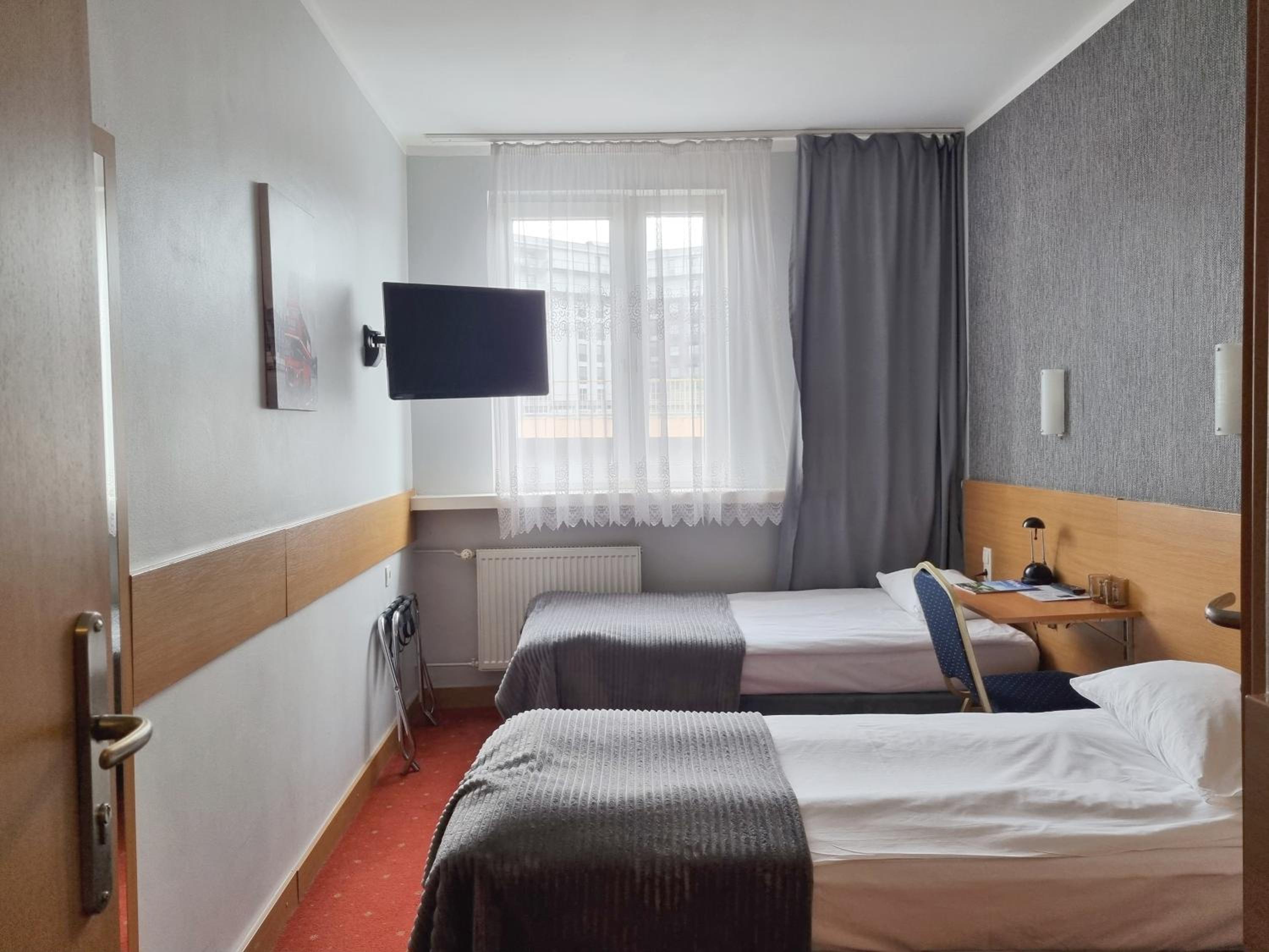 Twin Room - Photo 2