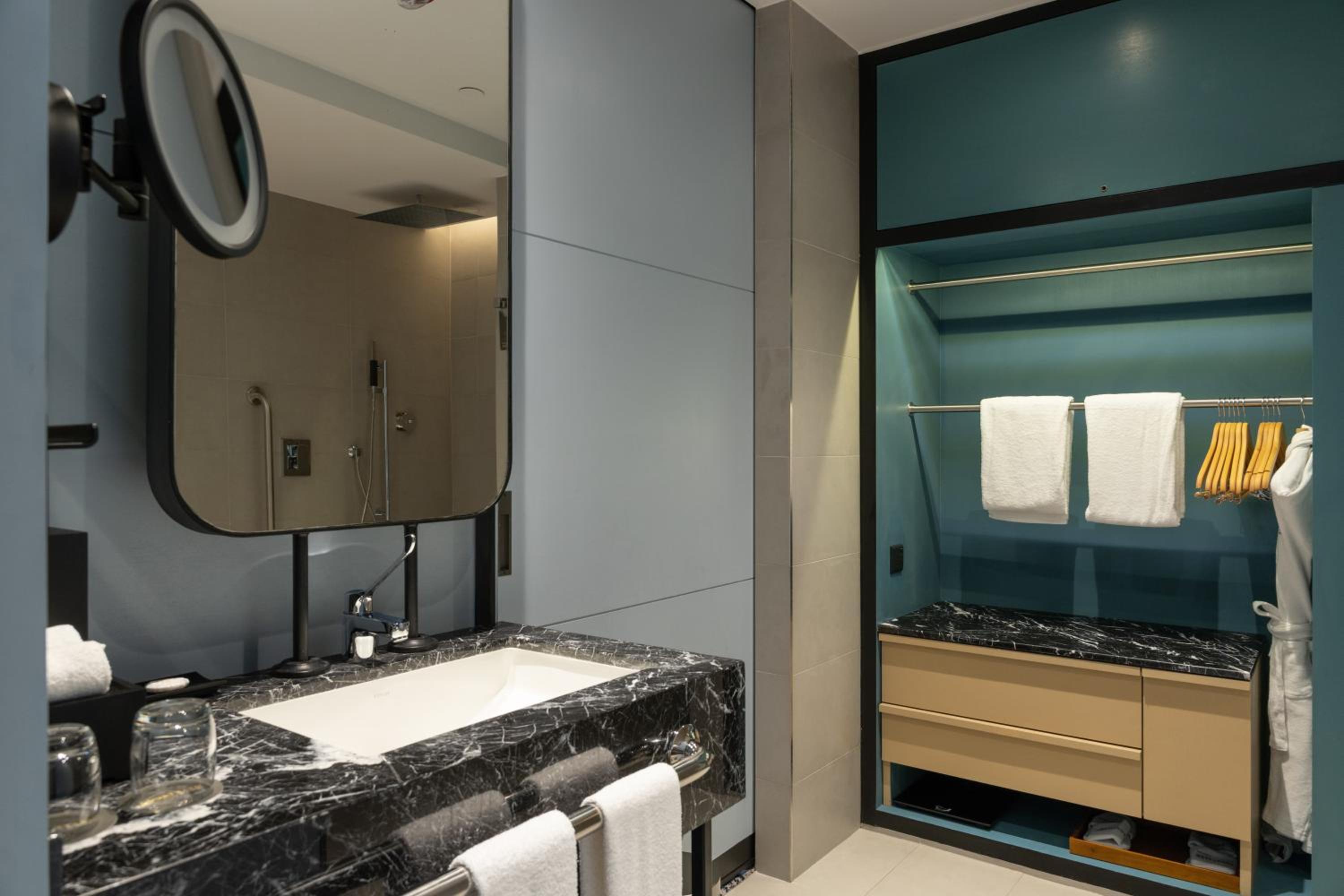 Superior King Room with City View  – Includes a 20% discount at Beira Kitchen and Ala Carte - Photo 2