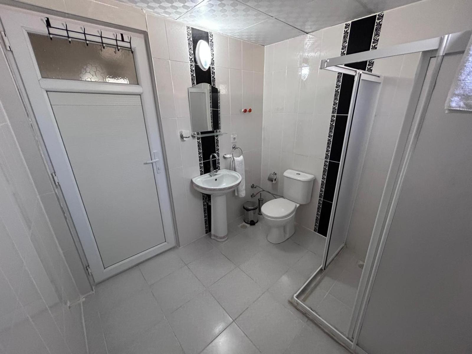 Quadruple Room - Photo 9