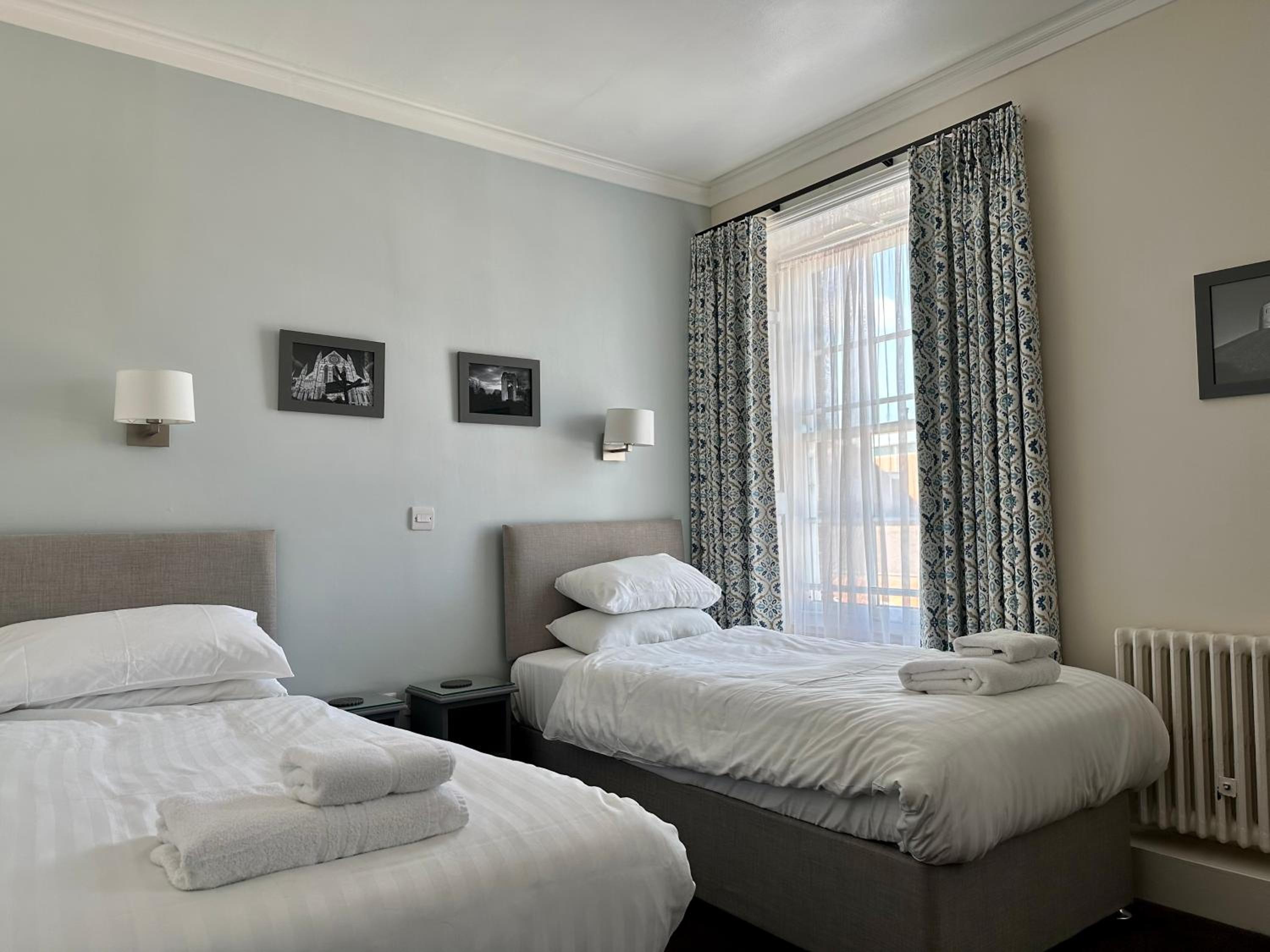 Twin Room - Photo 11