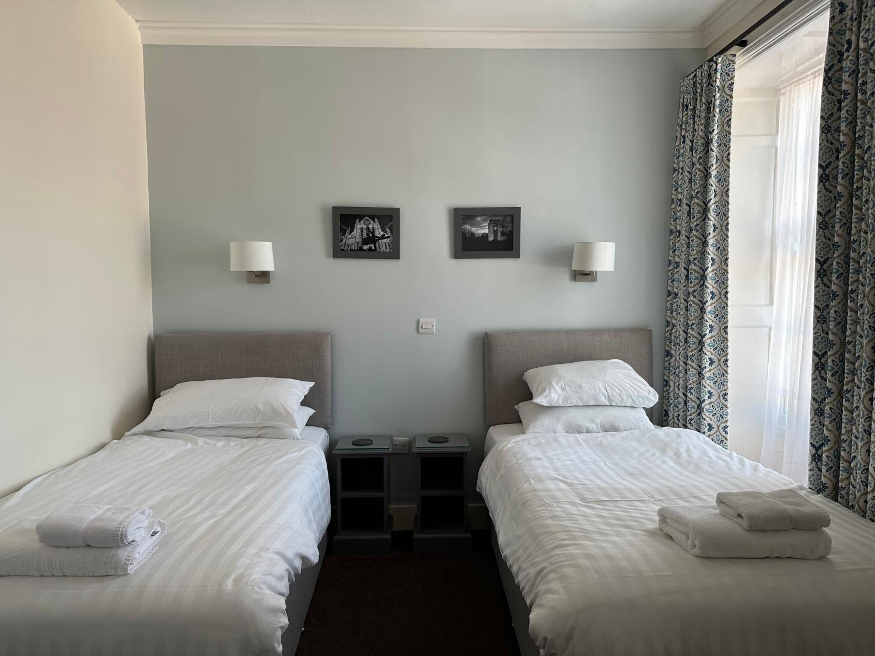 Twin Room - Photo 13